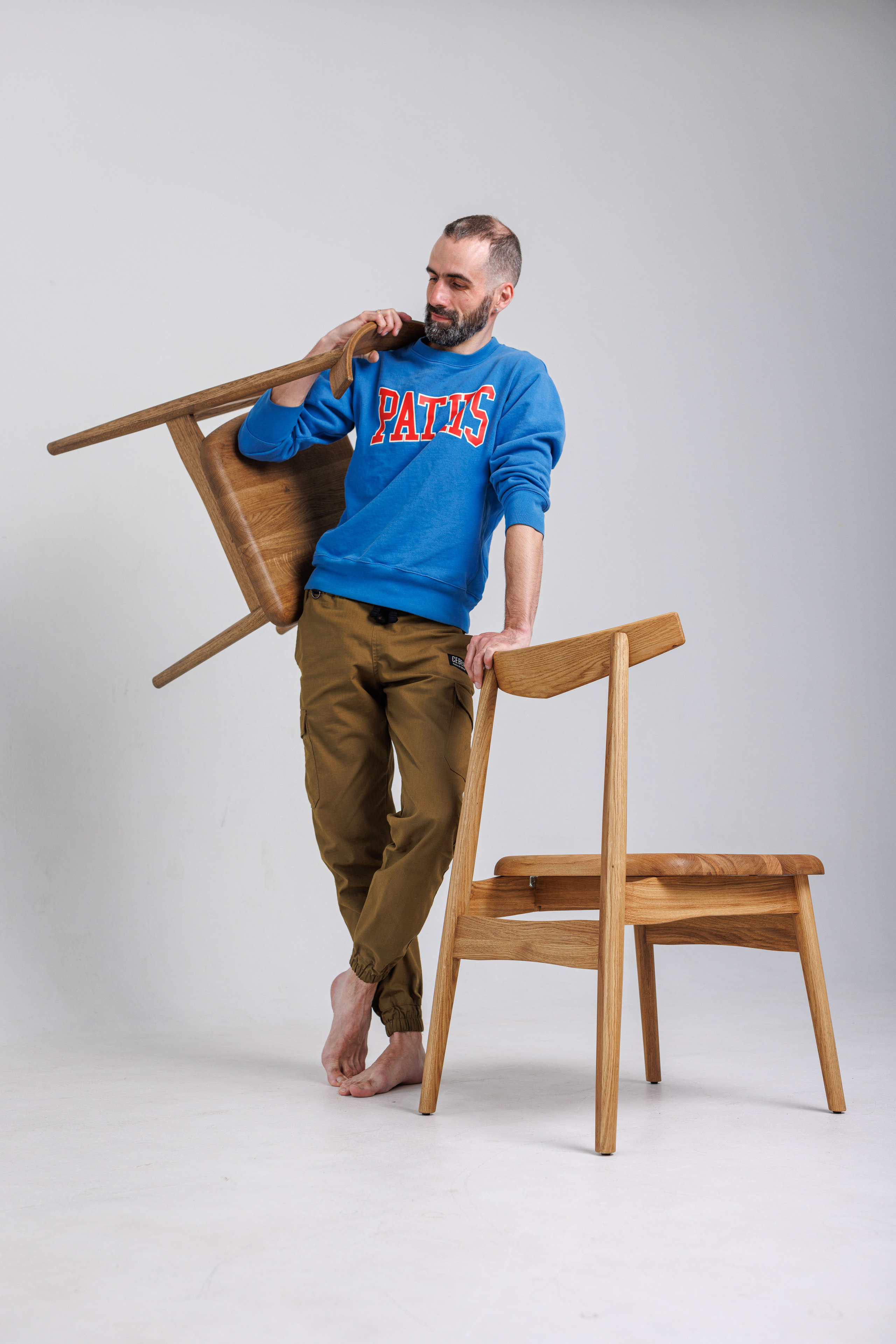 Артур и его стулья. Фотограф Балаев Михаил