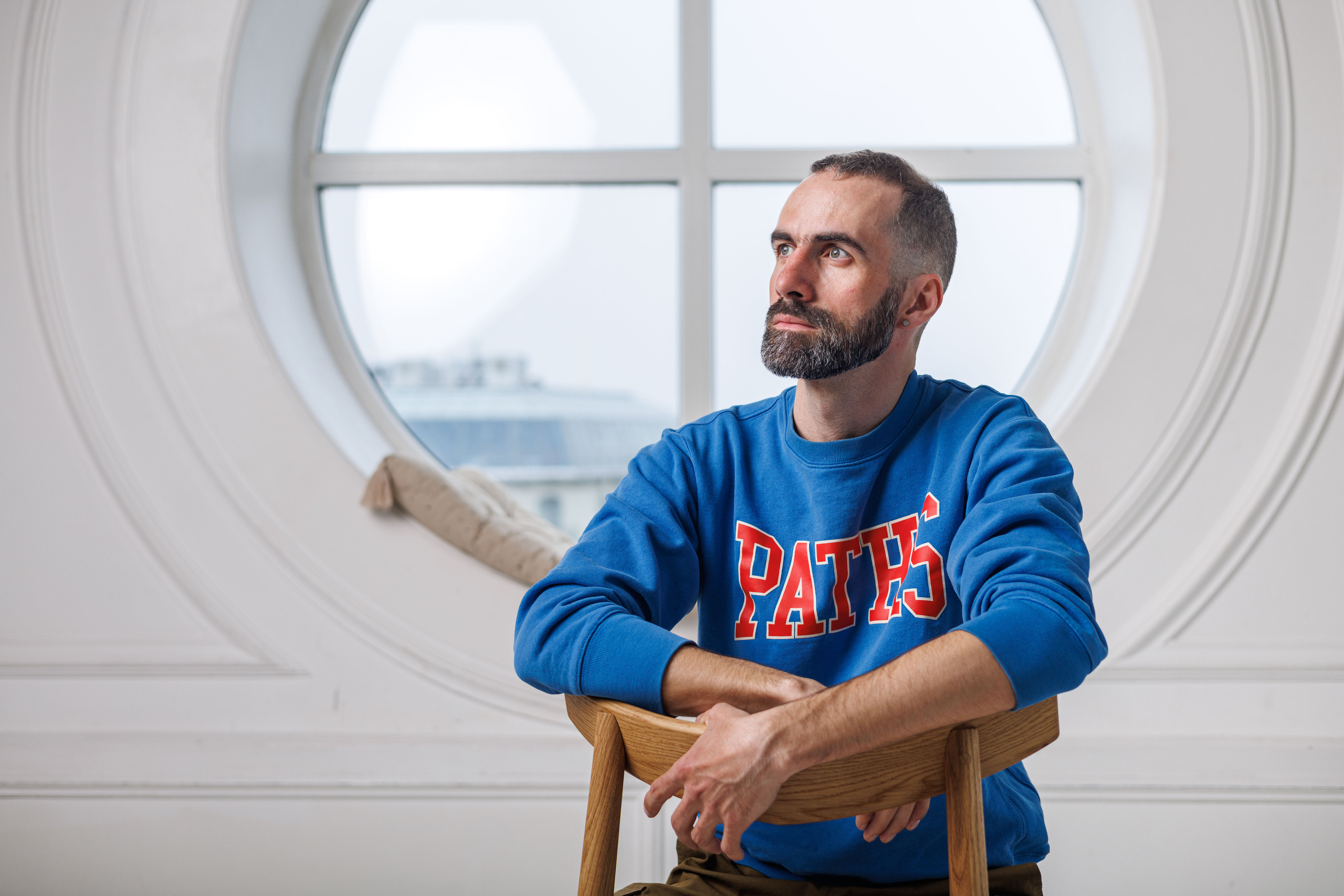 Артур и его стулья. Фотограф Балаев Михаил