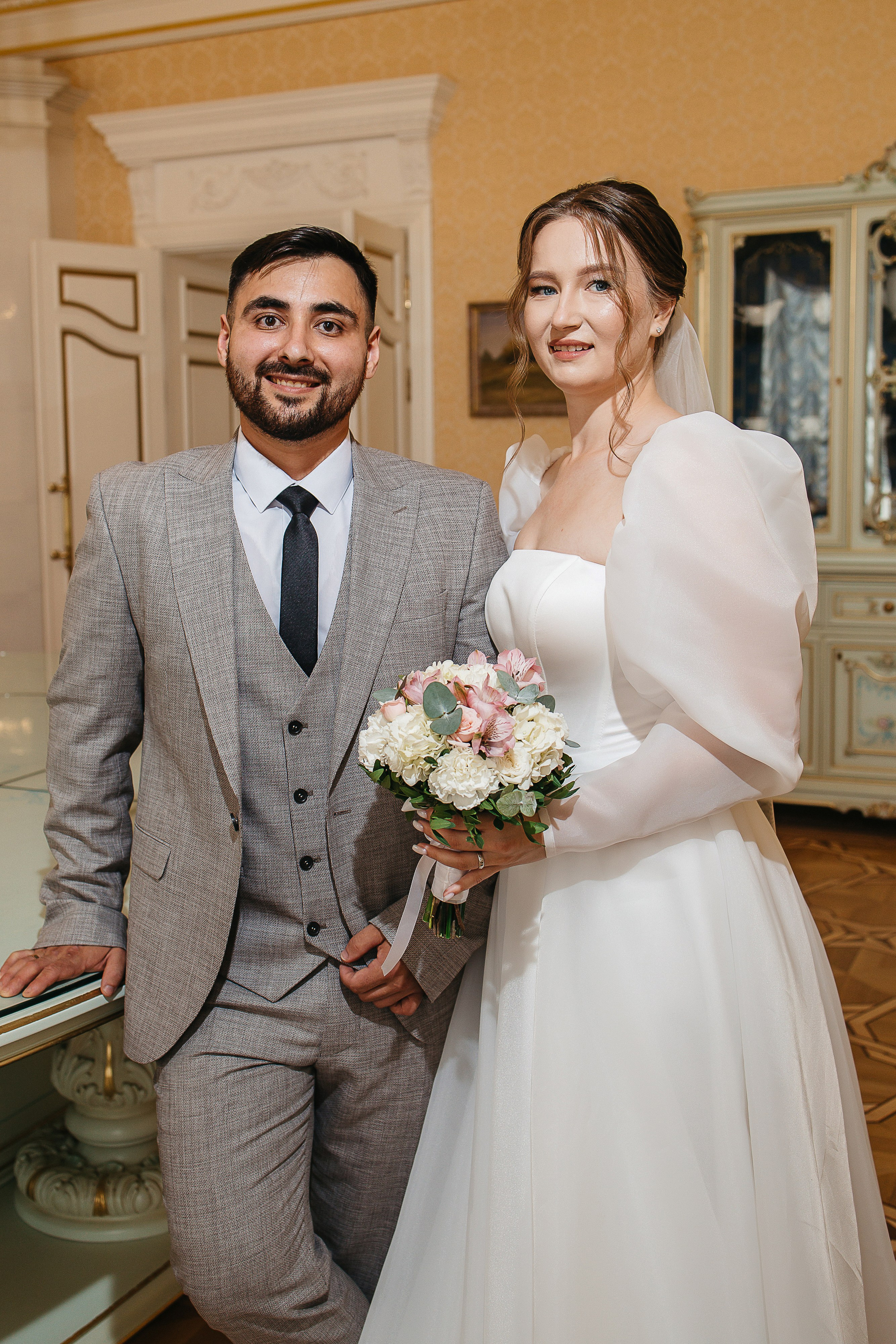 Свадебная фотосессия пары в номере отеля. Олег Сверчков | Свадебный фотограф Вологда