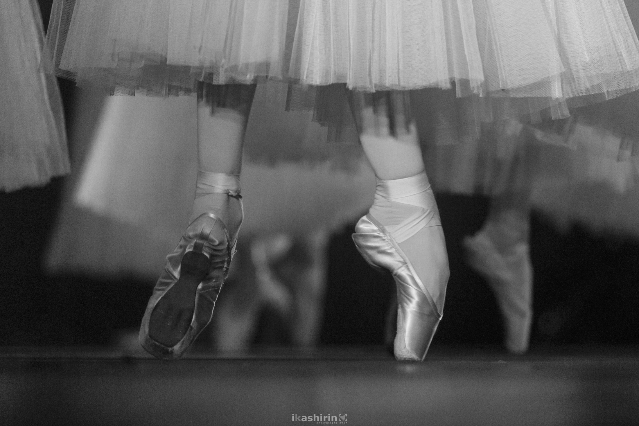 Профессиональная балетная фотография танцовщицы в пачке, акцент на изящных ногах и балетной обуви