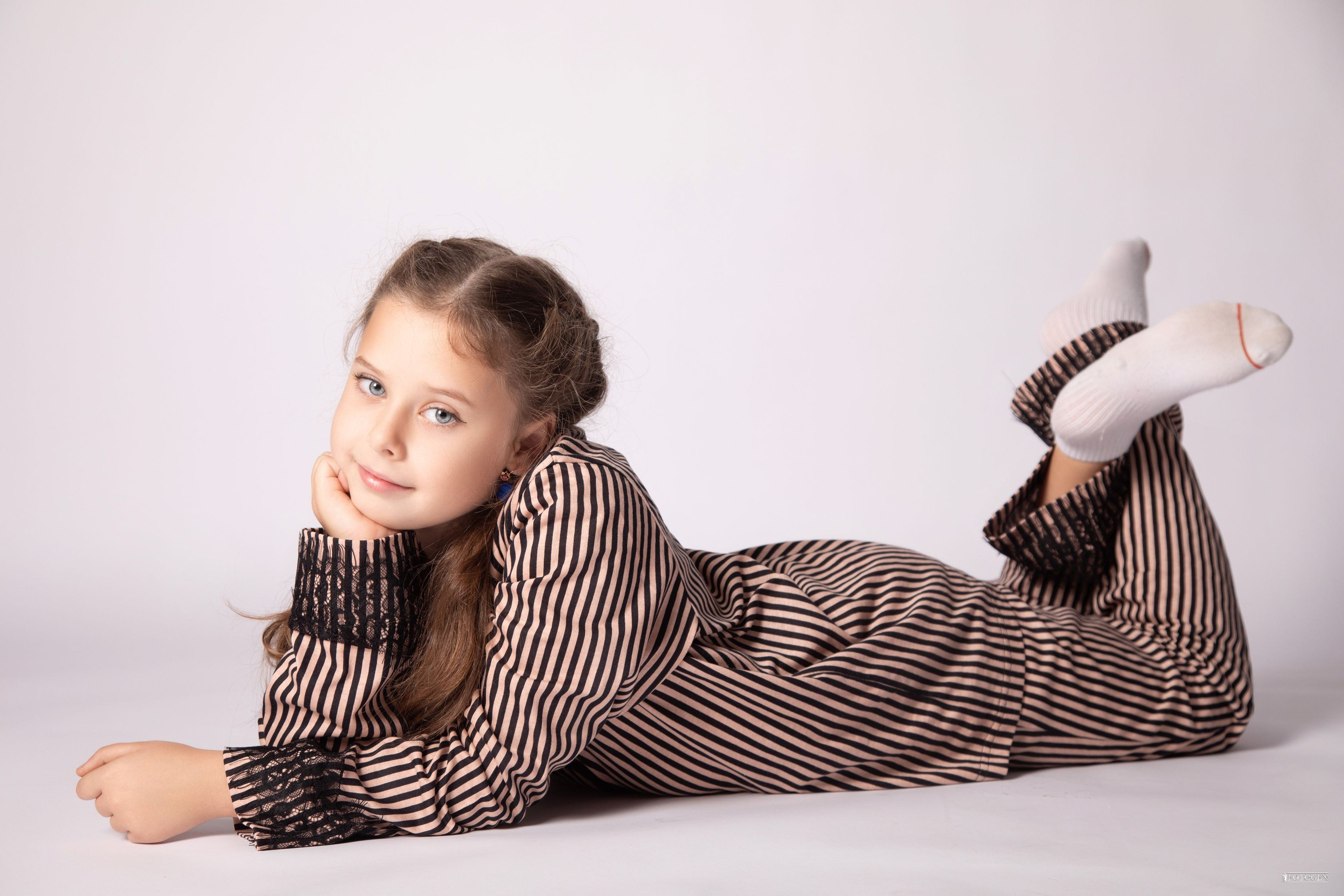 Семейная фотосессия: мама с детьми | Портфолио Fotogen. Интерьерная фотостудия FOTOGEN г. Краснодар