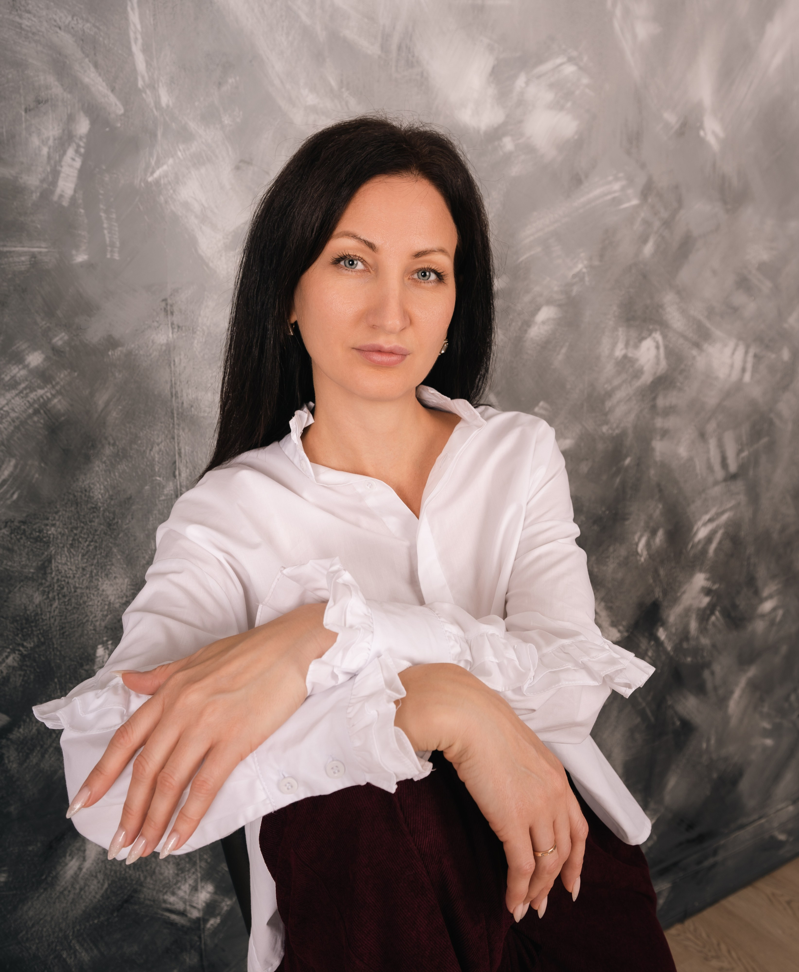 Женский портрет, нежный образ, естественное освещение, студийная съёмка, мягкий женский образ, крупные глаза, улыбка, натуральный макияж, элегантная причёска, художественный фон, 