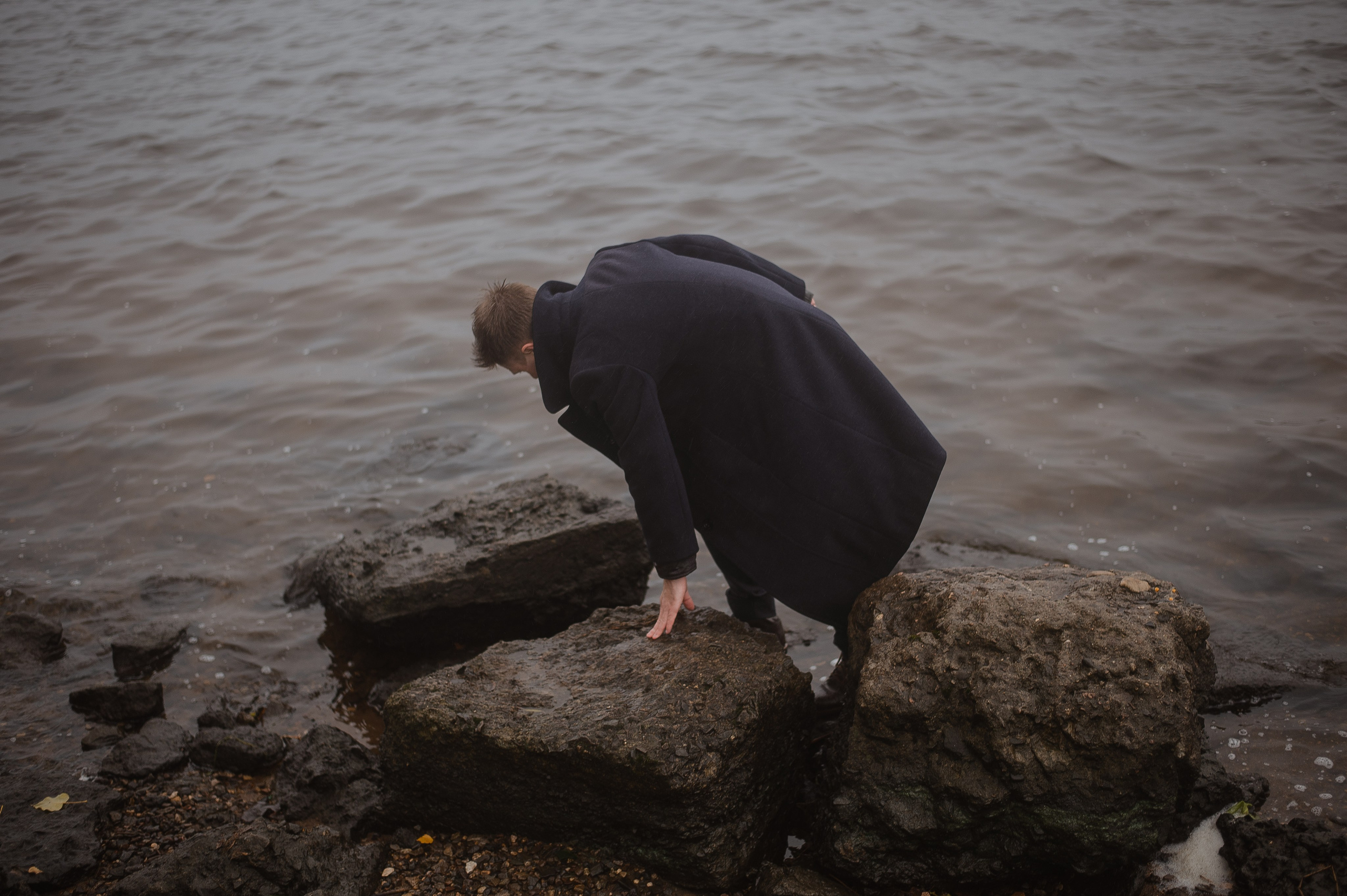 Арсений, пасмурная вода в осени. Свадебный фотограф в Ярославле Денис Медоваров