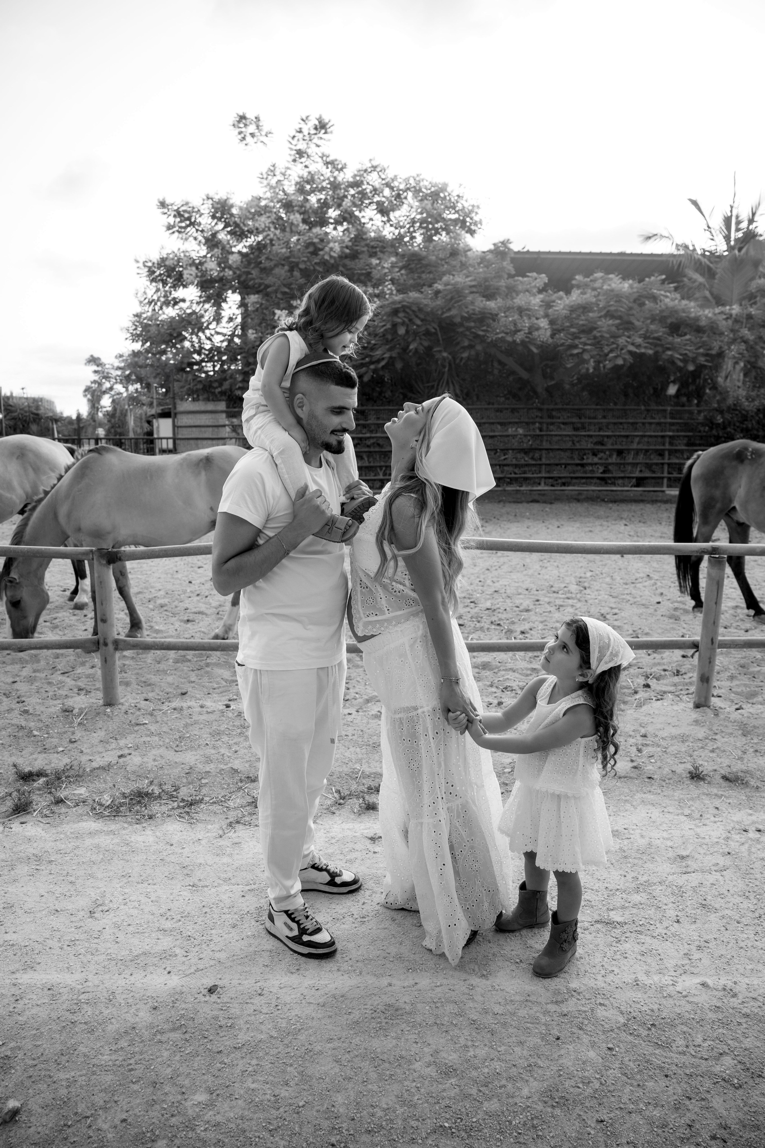 Pregnancy photoshoot at the horse farm. Главная