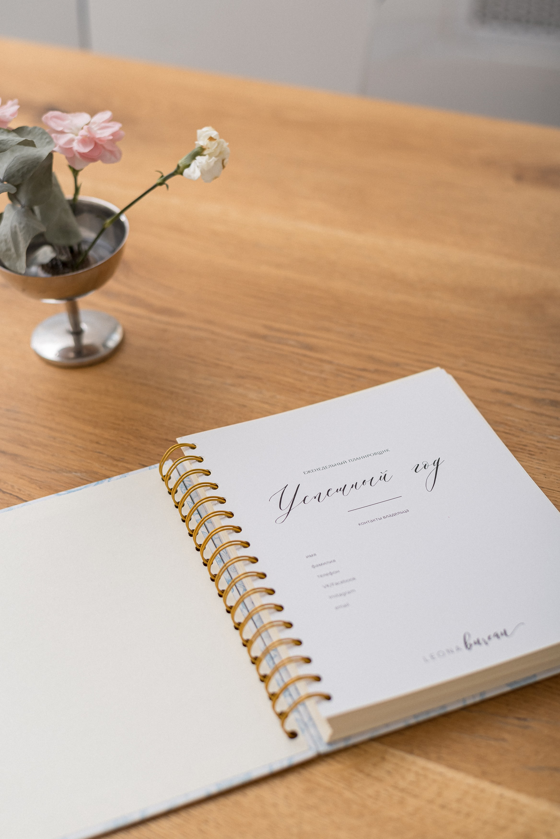 Портрет в минималистичной студии. КОНТЕНТ |БРЕНД фотограф Санкт-Петербург — Жанна Олтаржевская