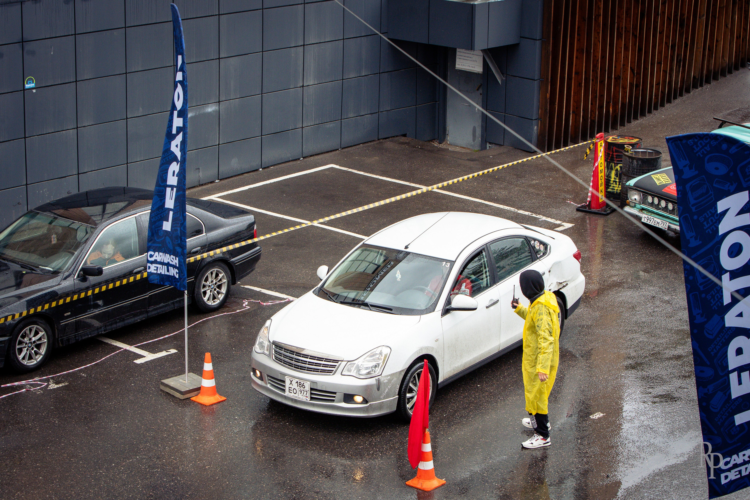 SHOWDOWN. Rusty Photographer