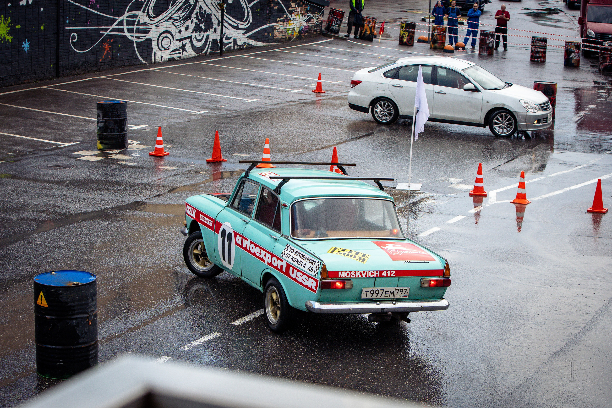 SHOWDOWN. Rusty Photographer