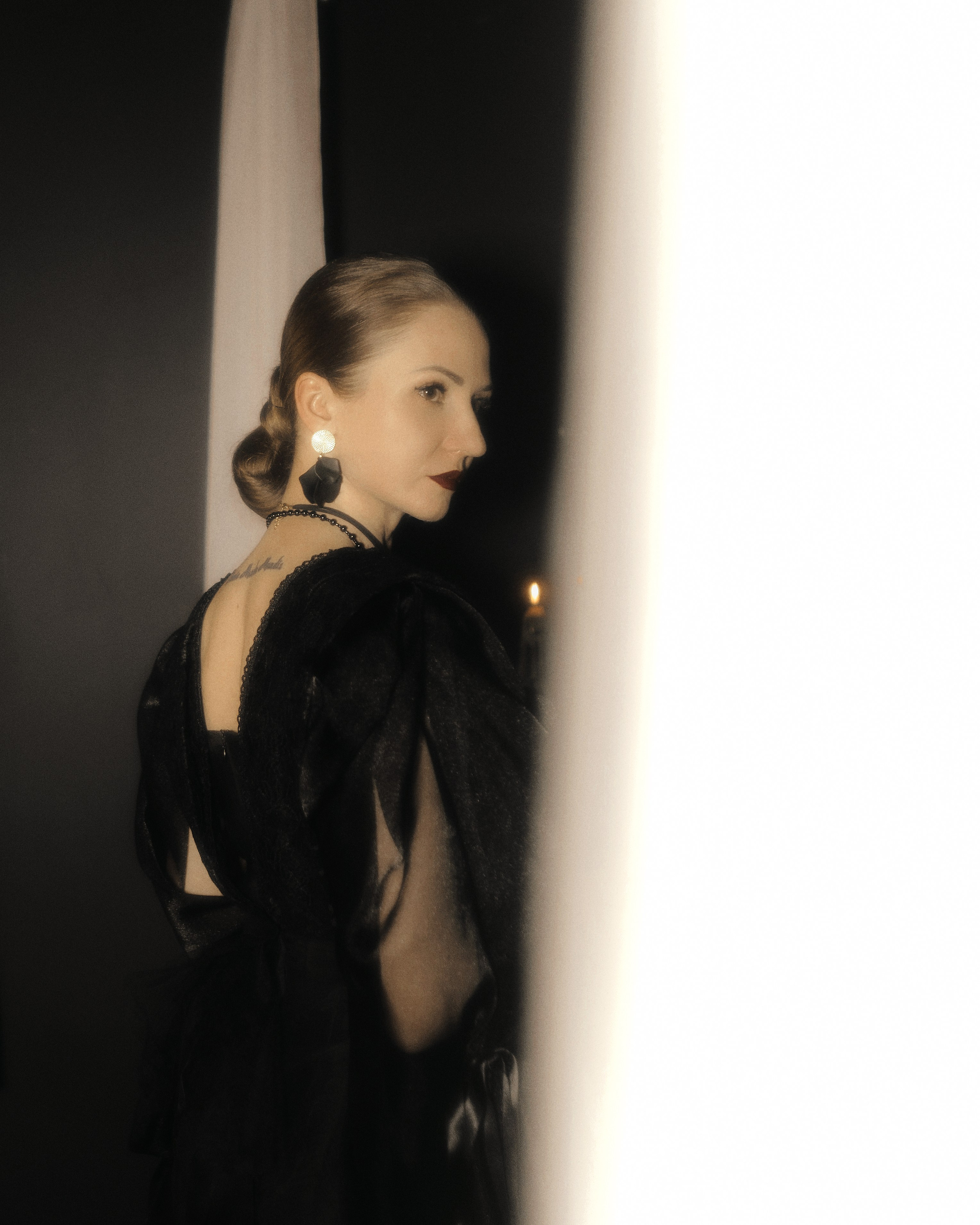 портрет со спины в фотостудии, чёрное платье с открытой спиной, нуарная фотосессия, фотограф Москва