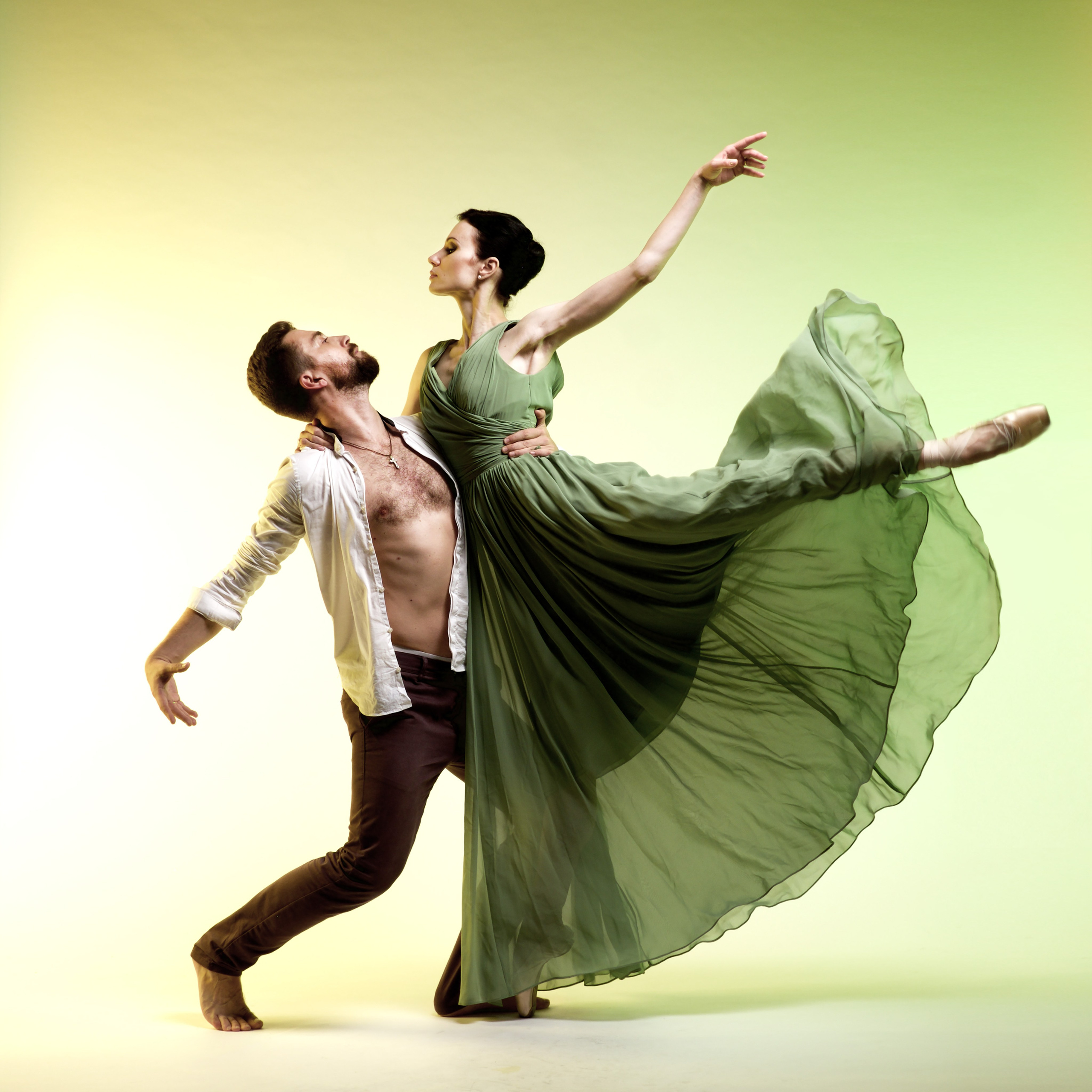 Творческий и эмоциональный парный студийный портрет танцоров в движении | Профессиональная студийная фотосессия для артистов, хореографов и художественного портфолио