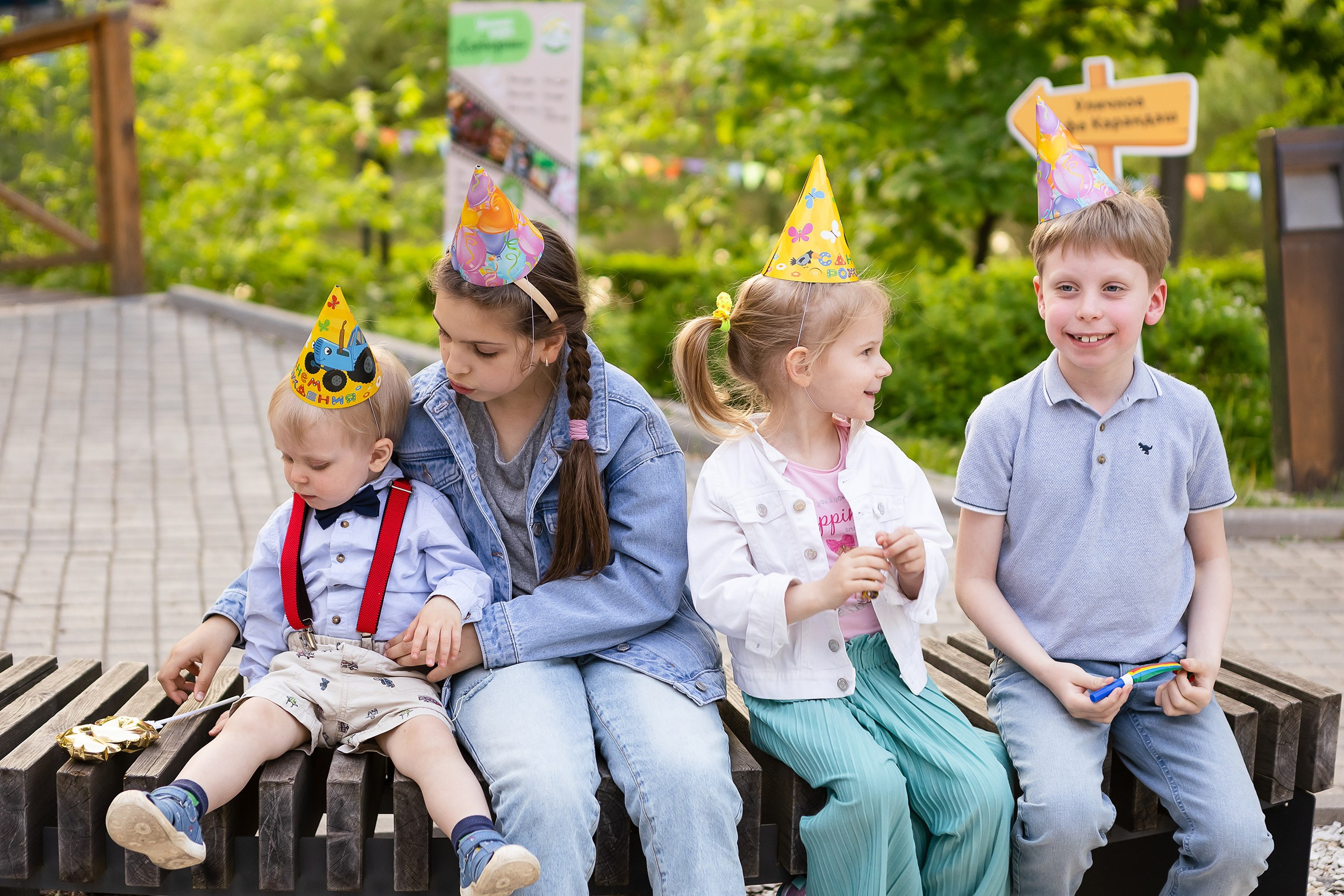 Дети сидят на лавочке и улыбаются