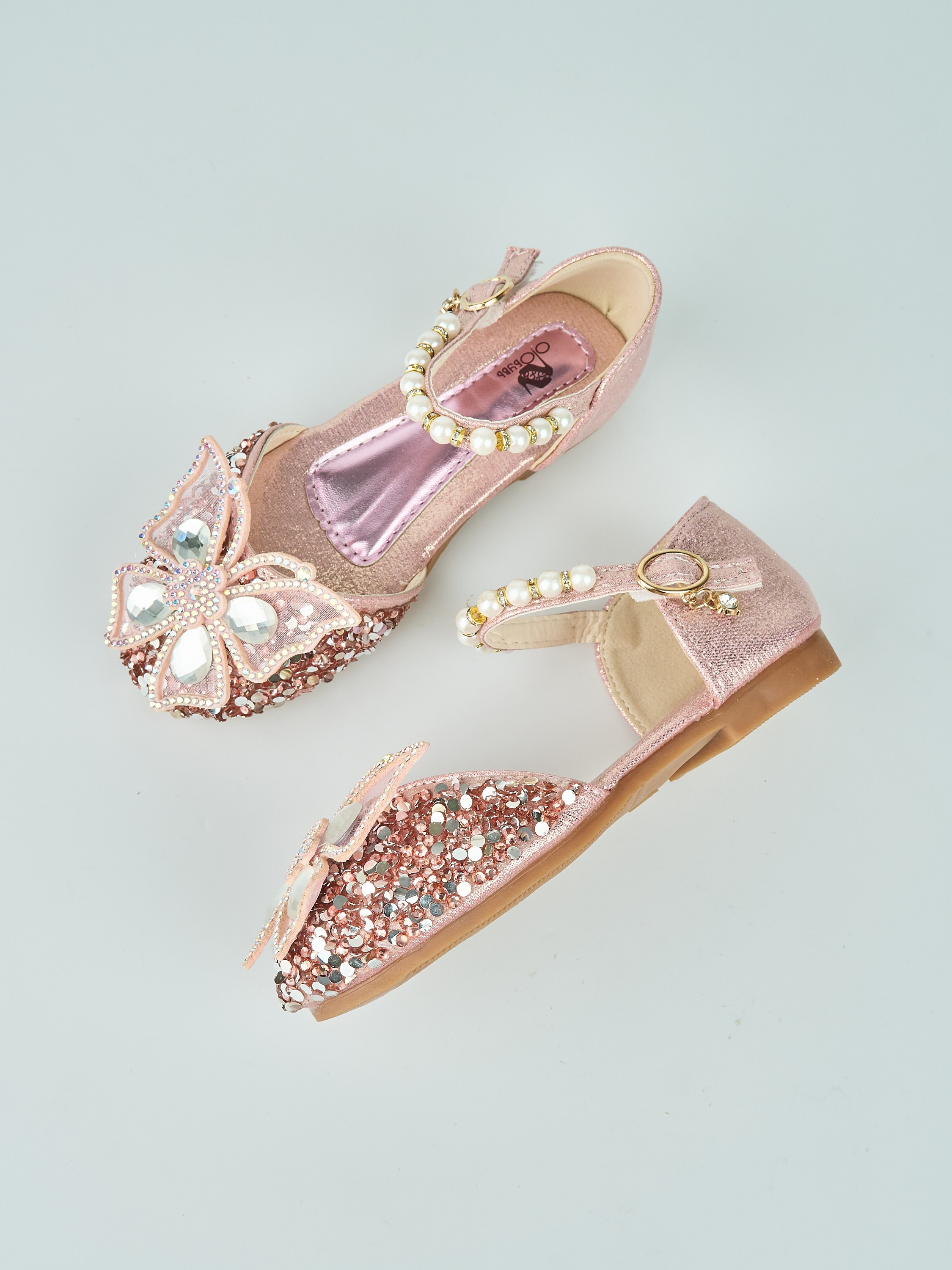 Каталожная фотосъёмка детских туфель для Wildberries