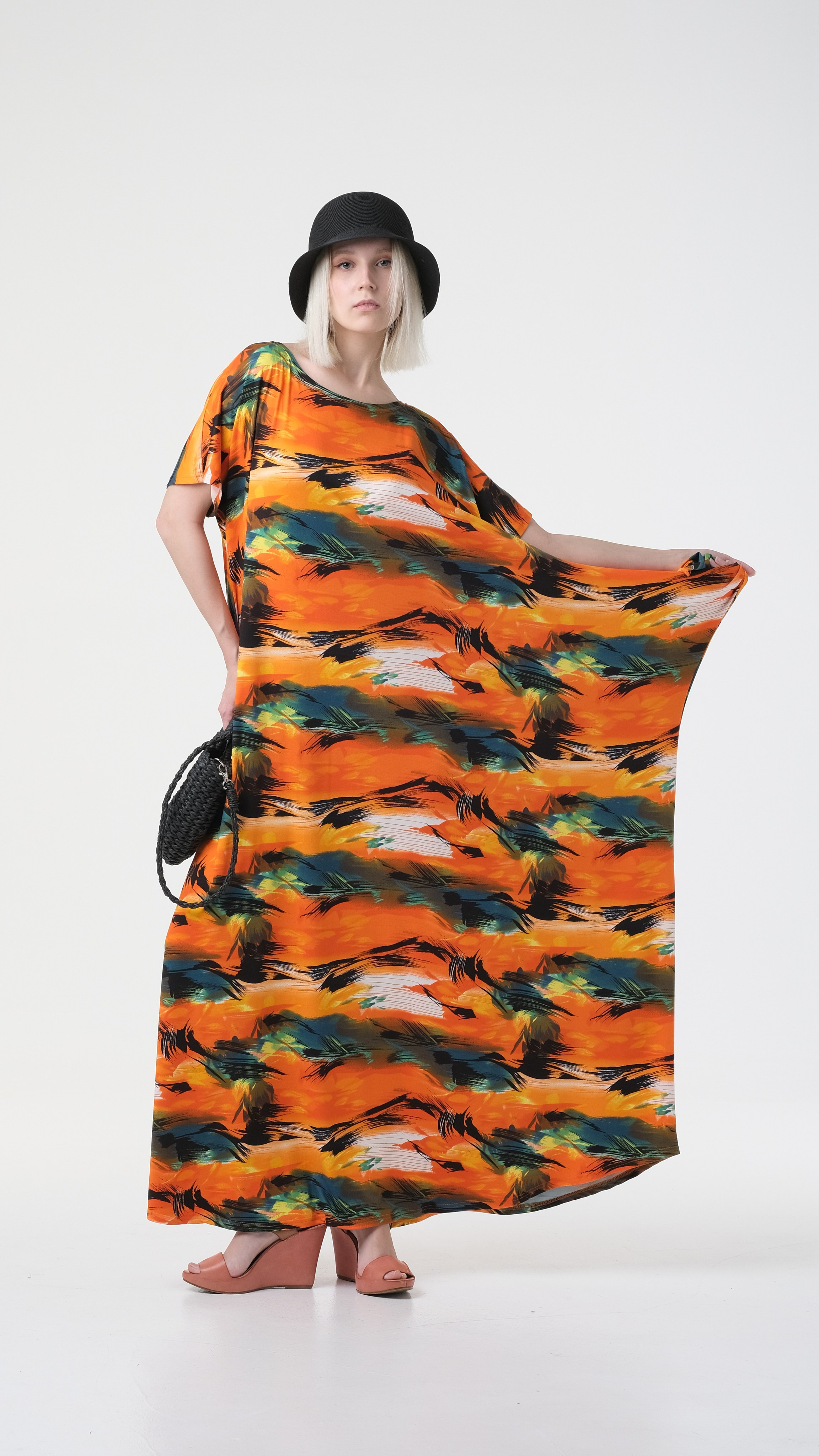 Необычная, яркая фотосессия на циклораме для маркетплейсов. Съёмка для Вайлберрис, Инстаграм, Ламода. Яркое платье, черная шляпка, красивая модель.