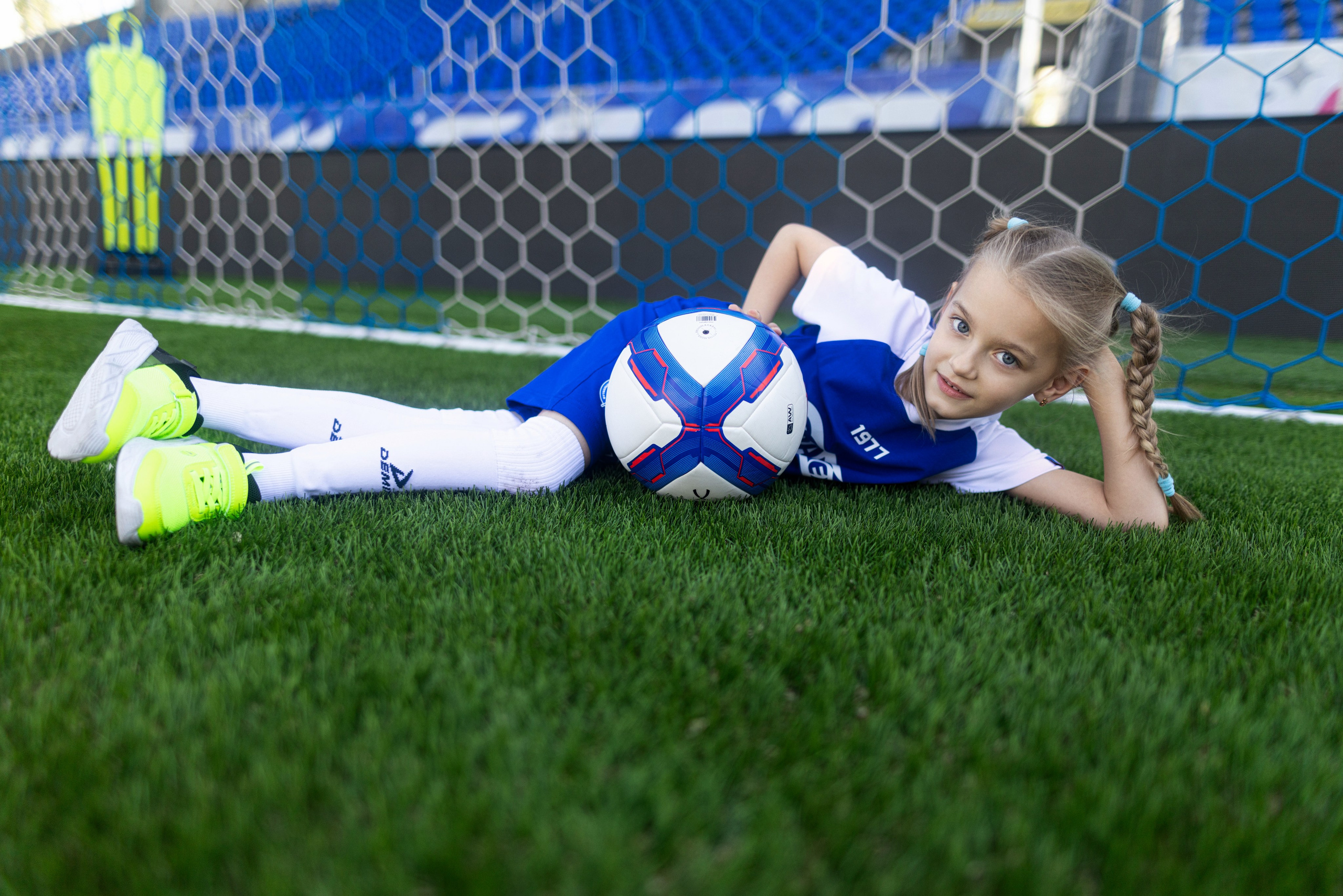 Детский портрет с Алисой на футбольном стадионе. Дмитрий Шульгин, портретный фотограф в Воронеже