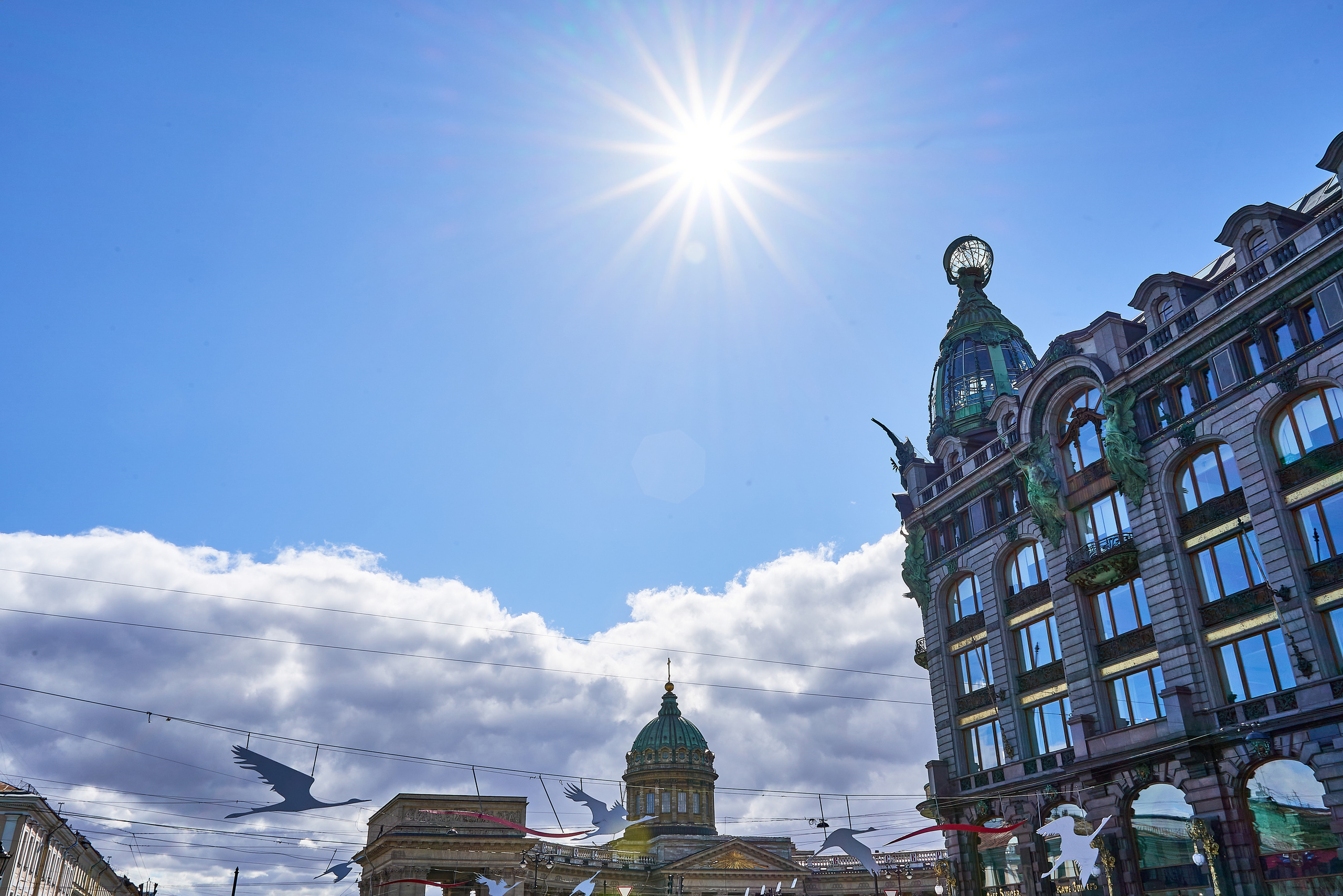 Казанский собор и Дом Зингера в Санкт-Петербурге солнечным днем