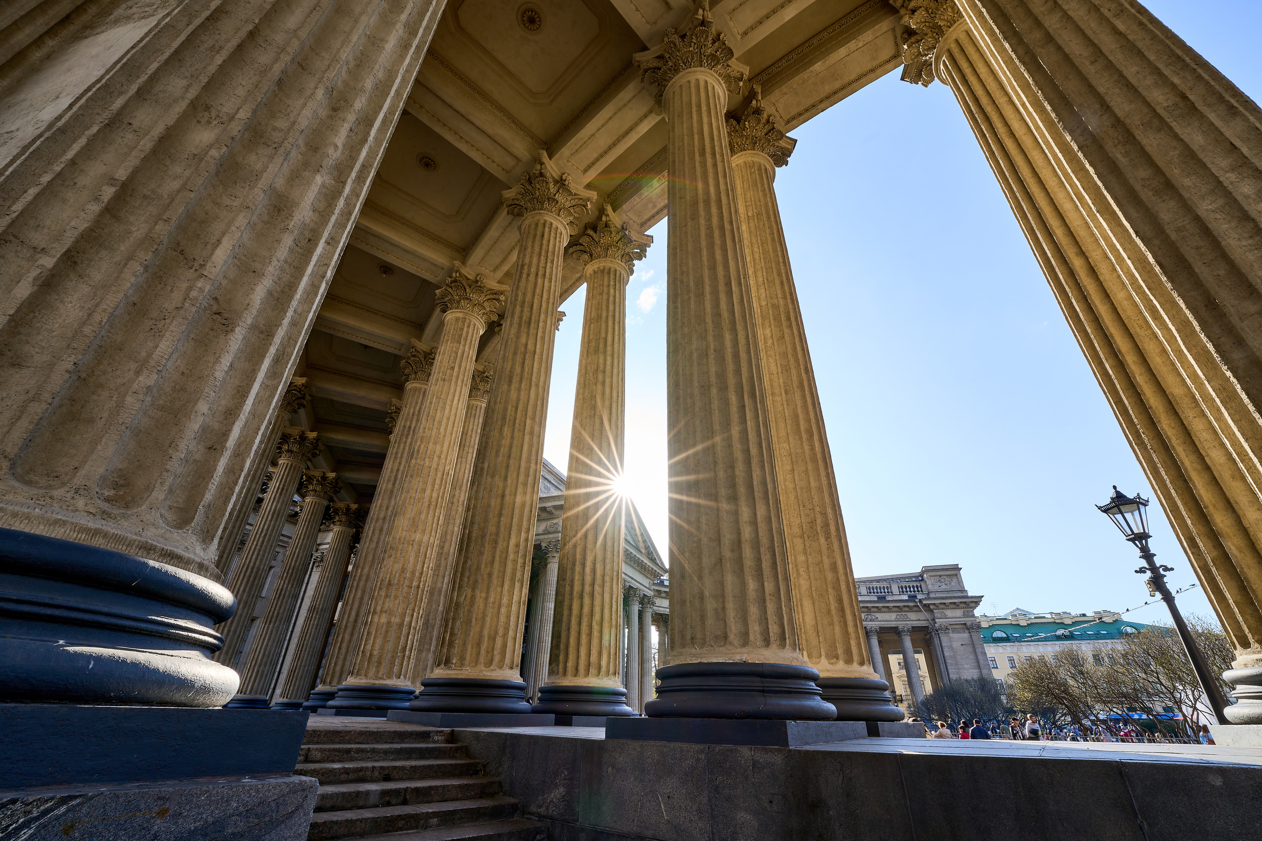 Солнечные лучи через колонны Казанского собора