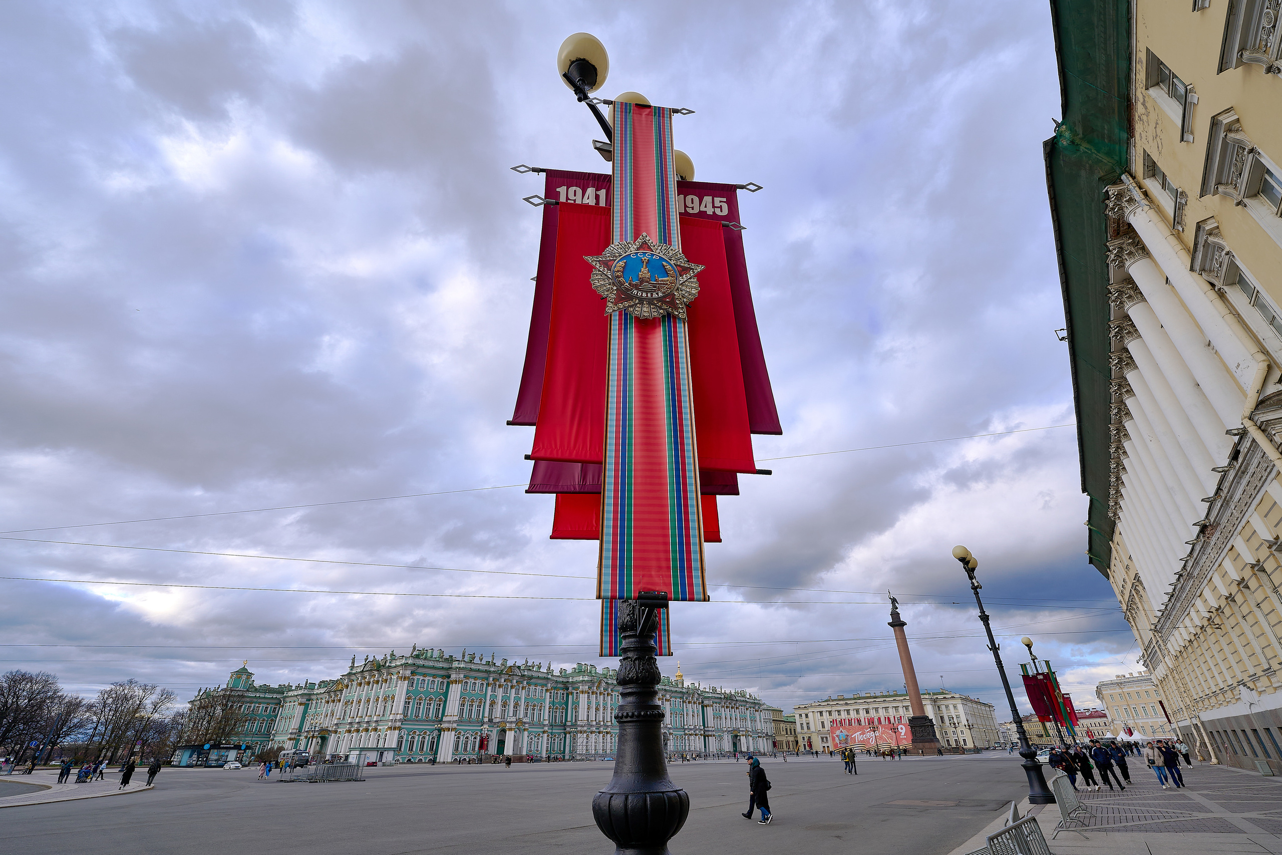 Дворцовая площадь в Санкт-Петербурге в мае 2022 перед Днем Победы