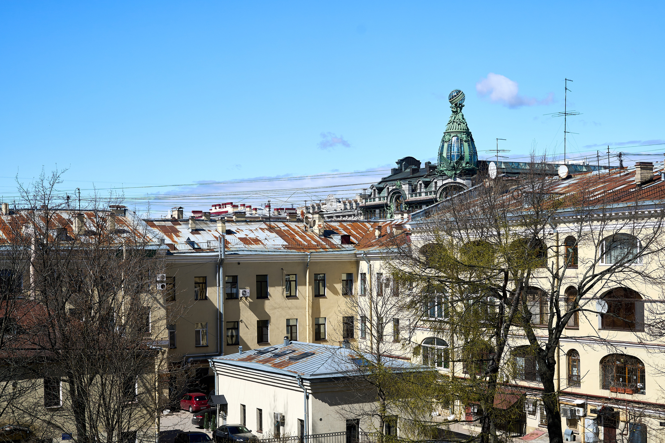 Дом Зингера в Санкт-Петербурге над крышами домов