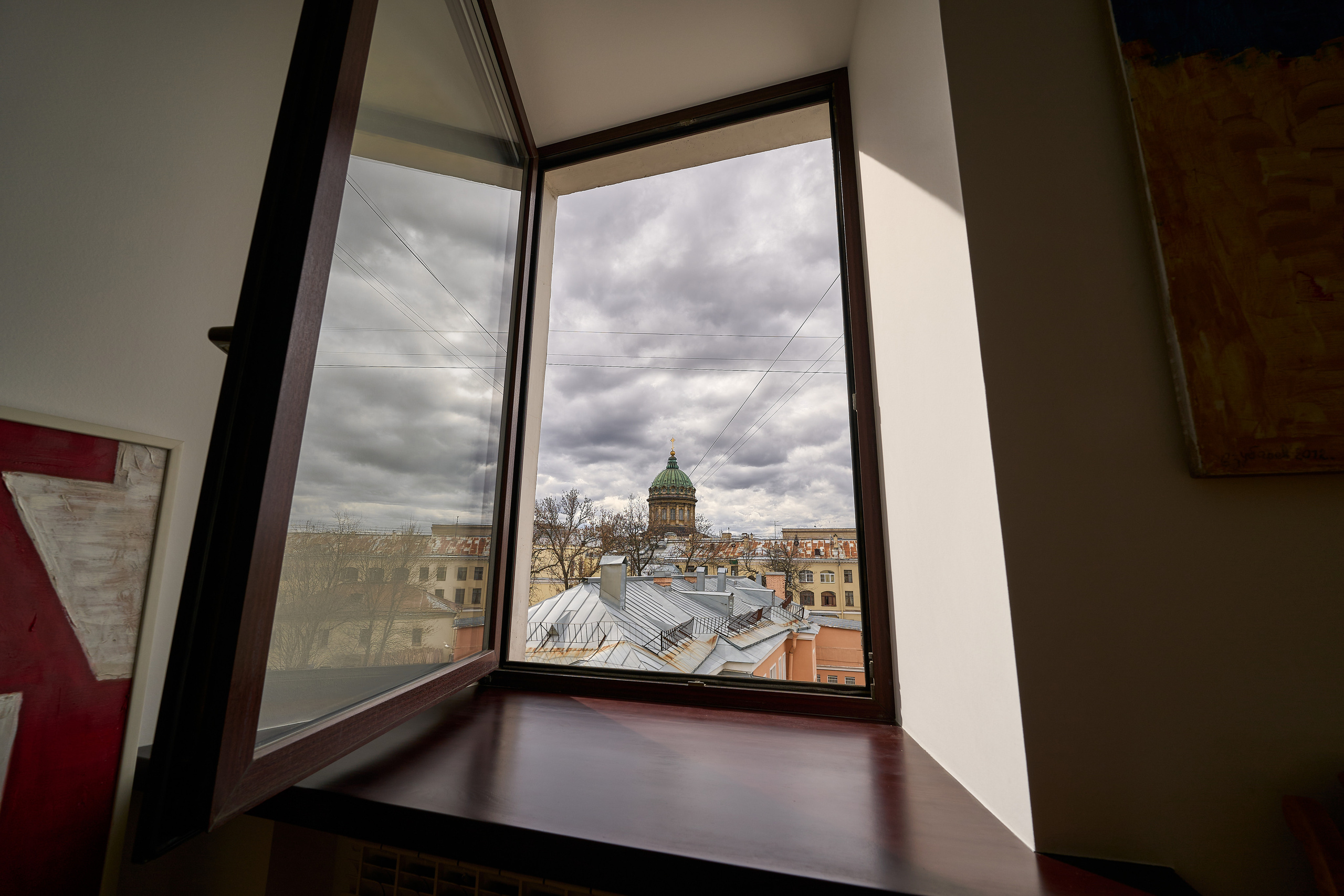 Вид на Казанский собор из окна в Санкт-Петербурге