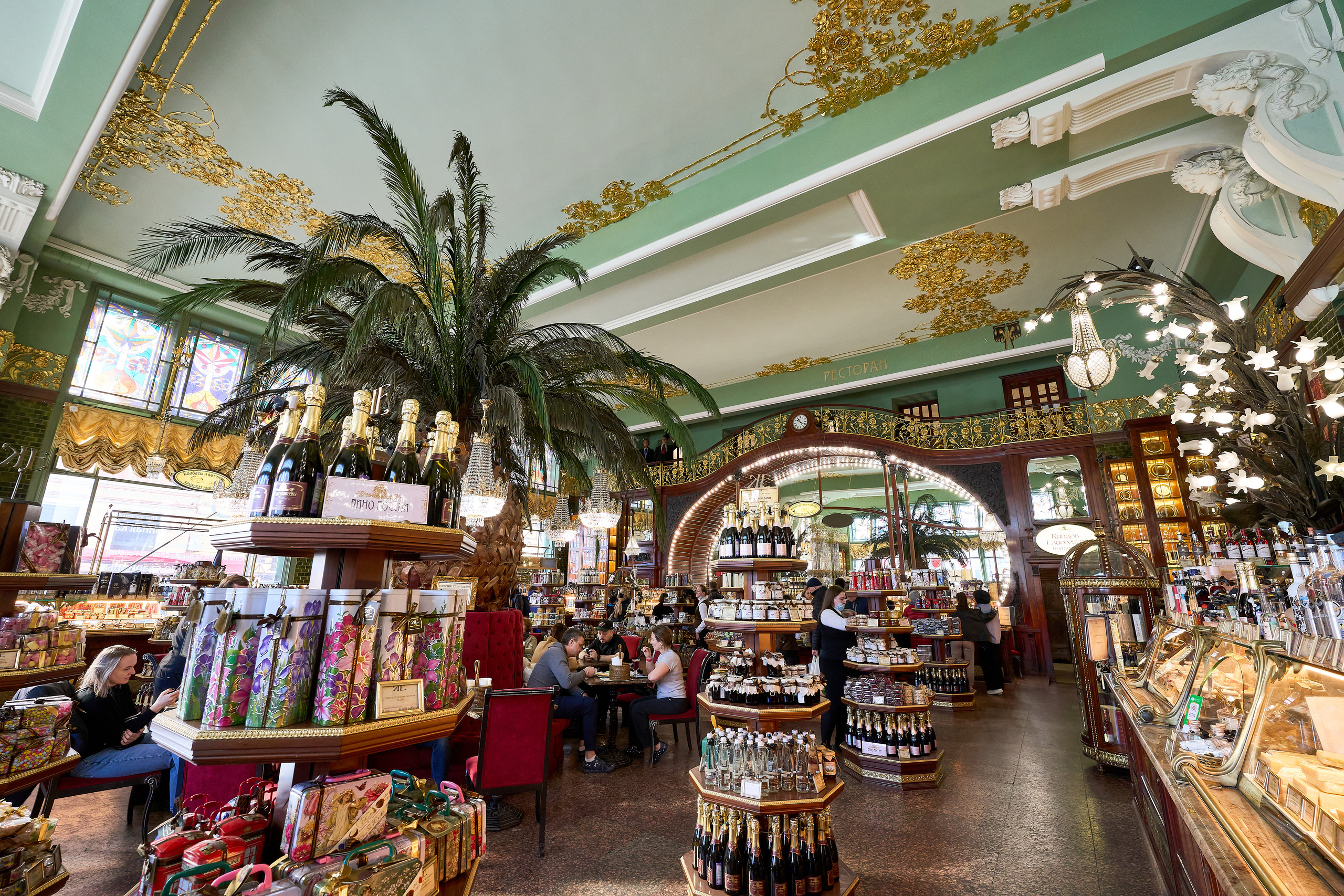 Елисеевский магазин в Санкт-Петербурге