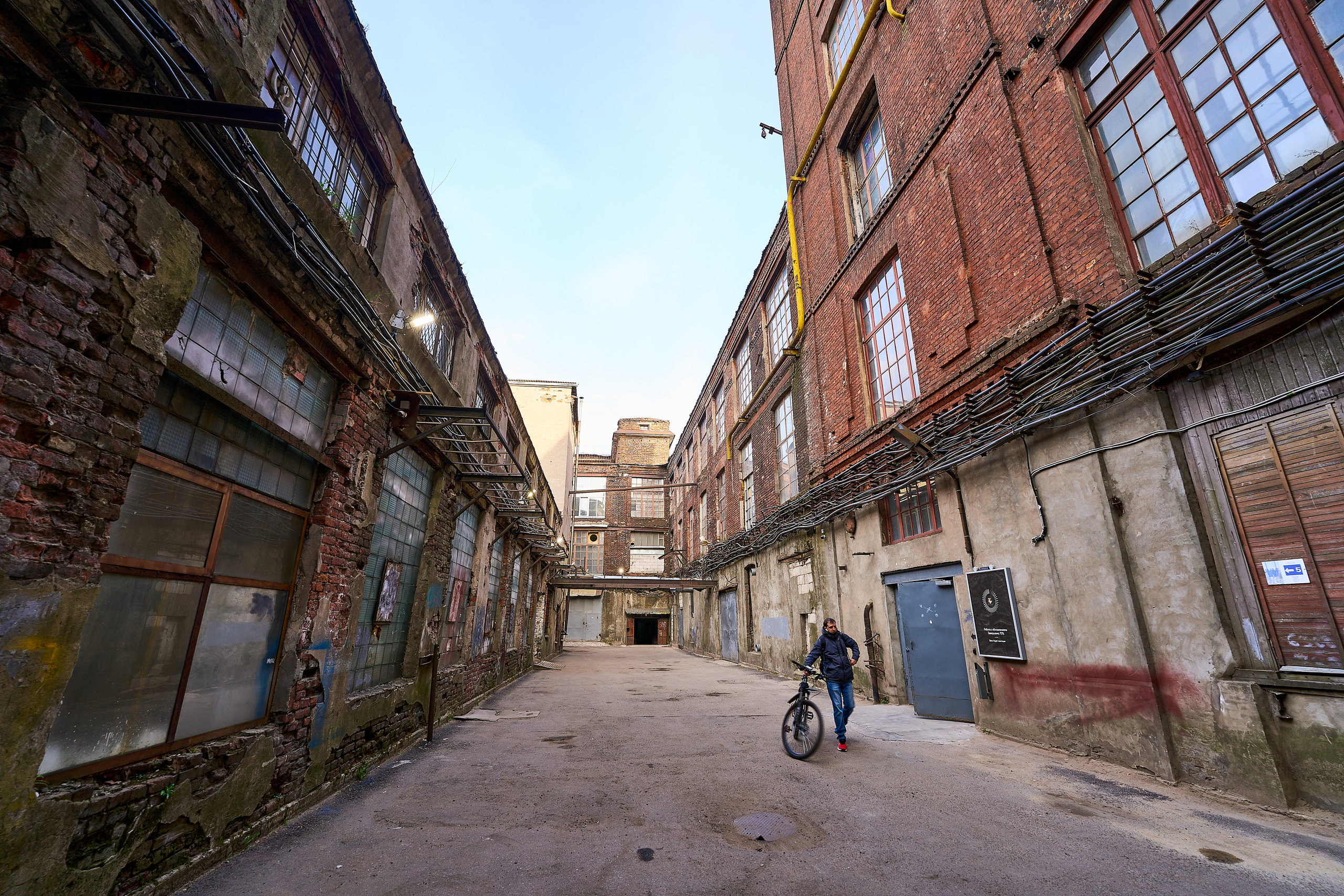 Велосипедист на задворках Севкабель Порта