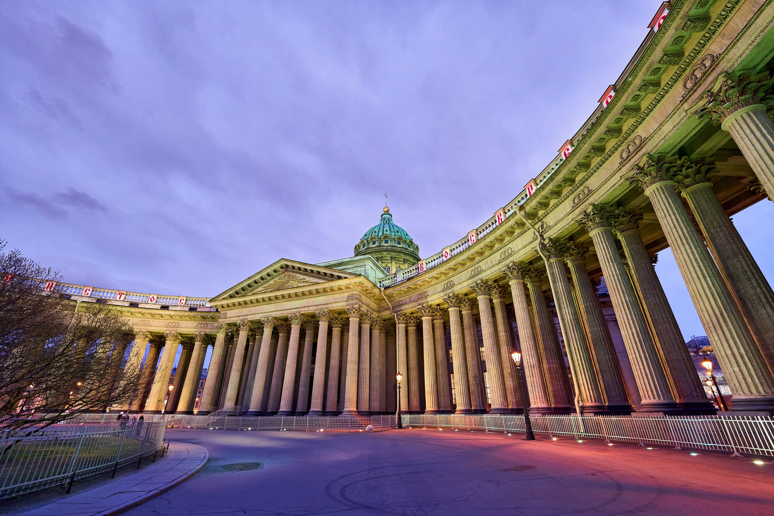 Казанский собор в Санкт-Петербурге вечером с подсветкой
