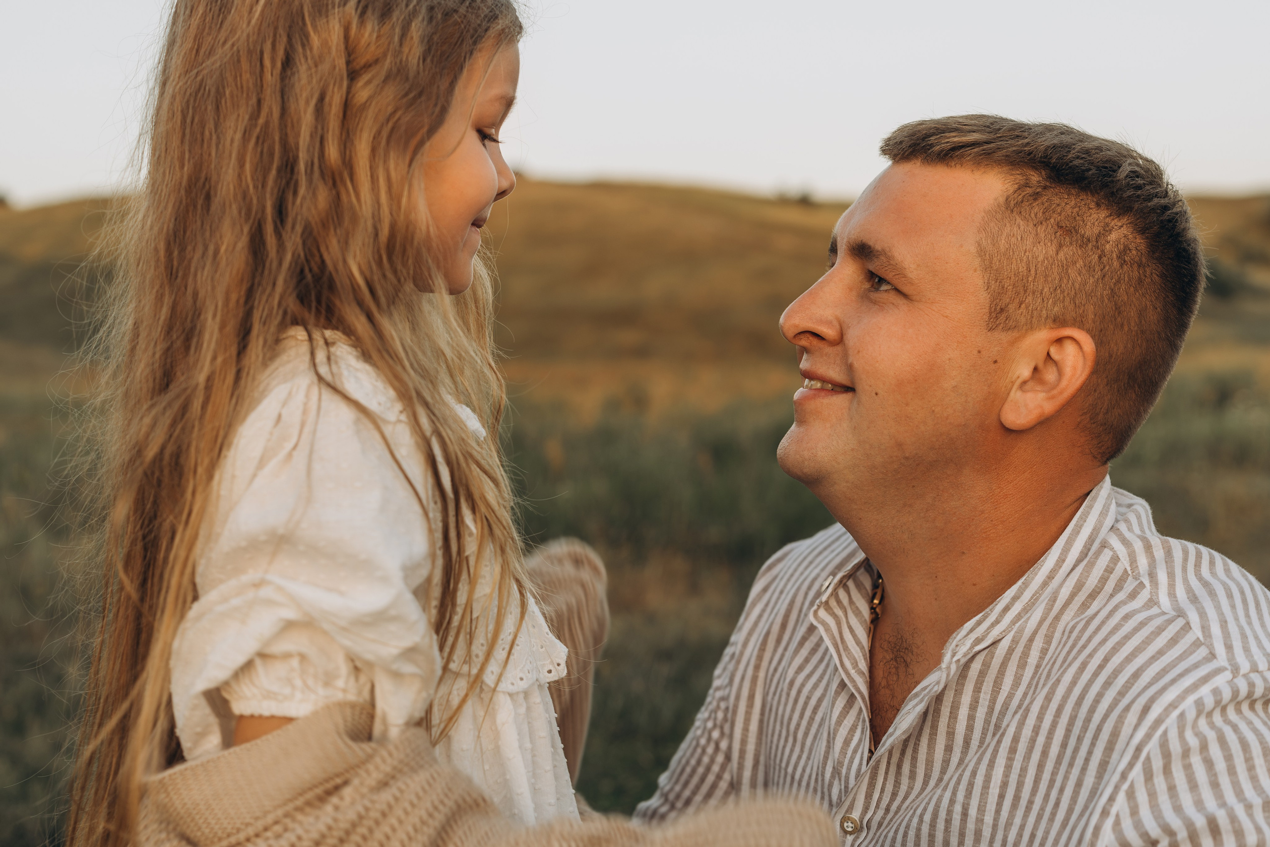 Летний луг, закат. Семейный фотограф Москва. Фотограф беременности и материнства Москва