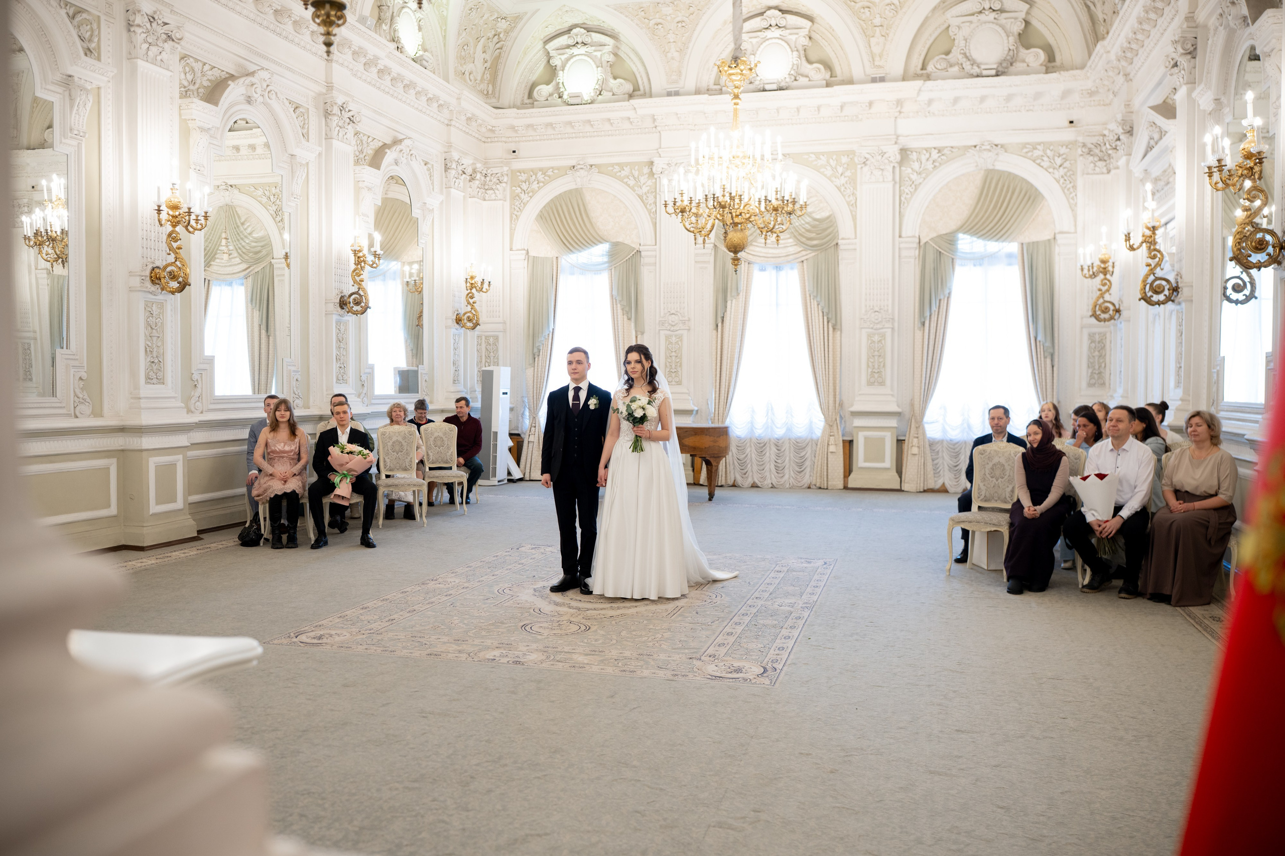 Свадебная фотосессия в Санкт-Петербурге во дворце  бракосочетания №1 на Английской набережной. Невеста и жених в главном зале стоят на регистрации.