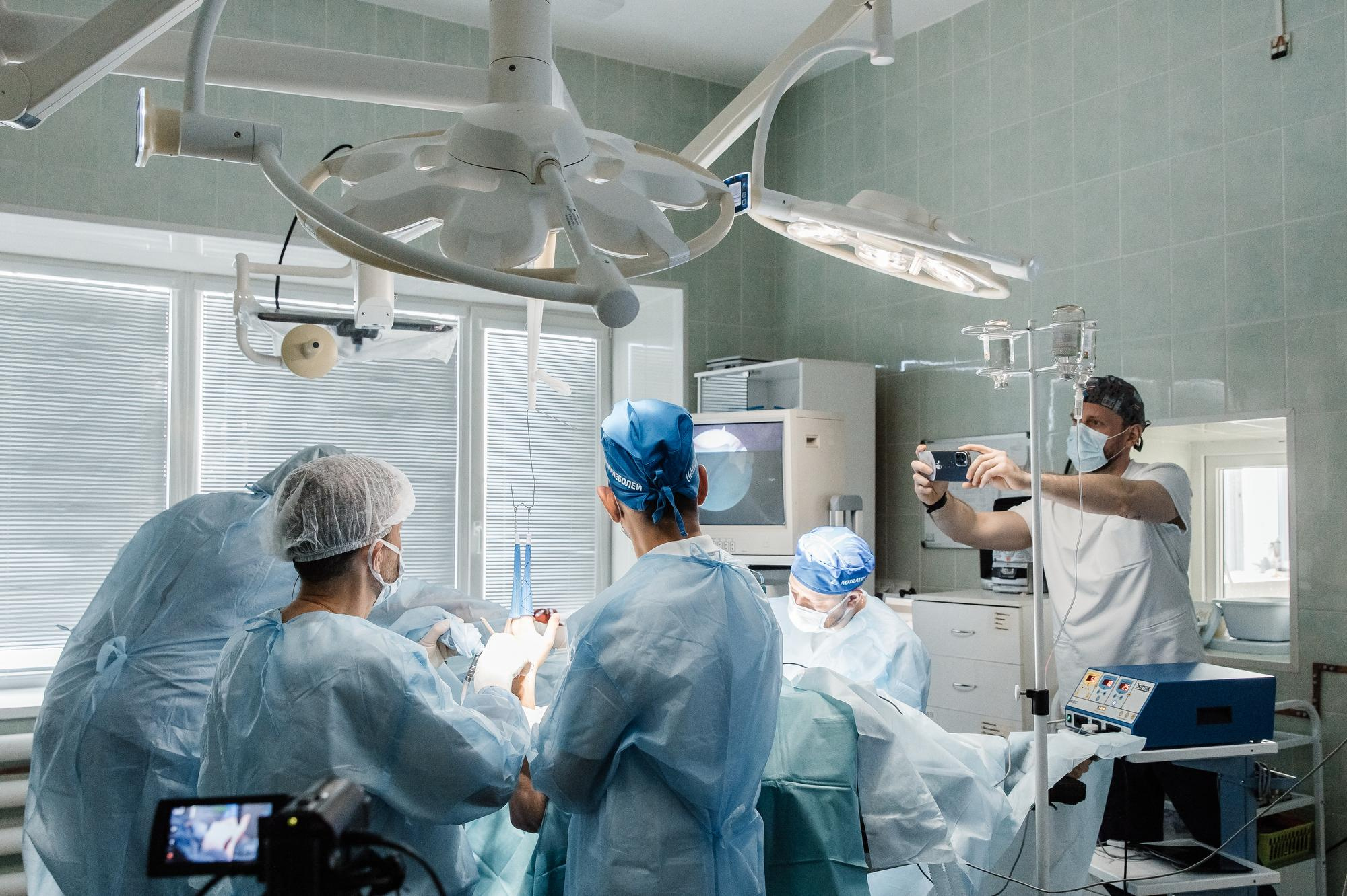 Операция на кисти руки в НИИ Микрохирургии, Томск, октябрь 2021. Репортажный фотограф в Томске