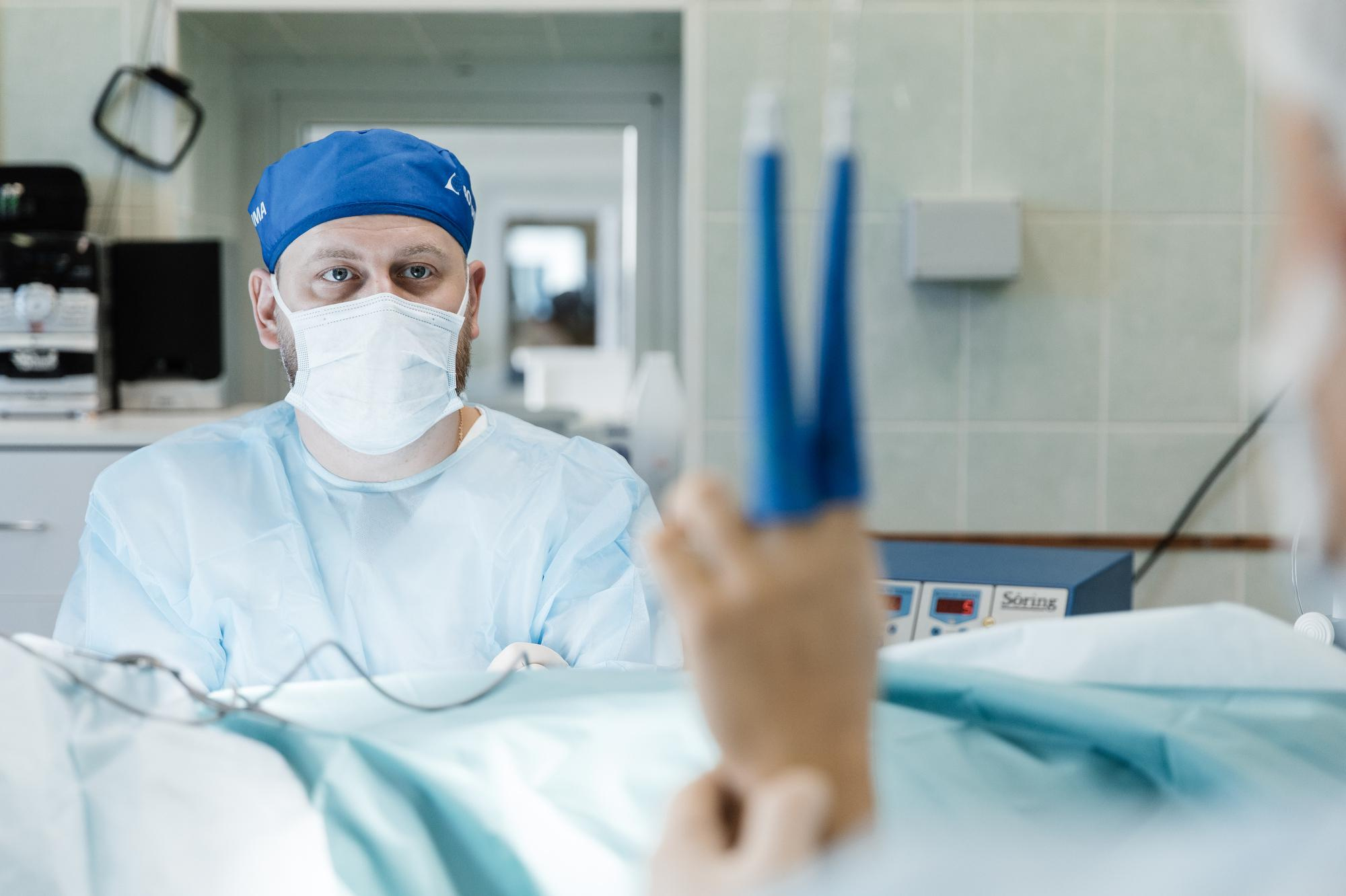 Операция на кисти руки в НИИ Микрохирургии, Томск, октябрь 2021. Репортажный фотограф в Томске