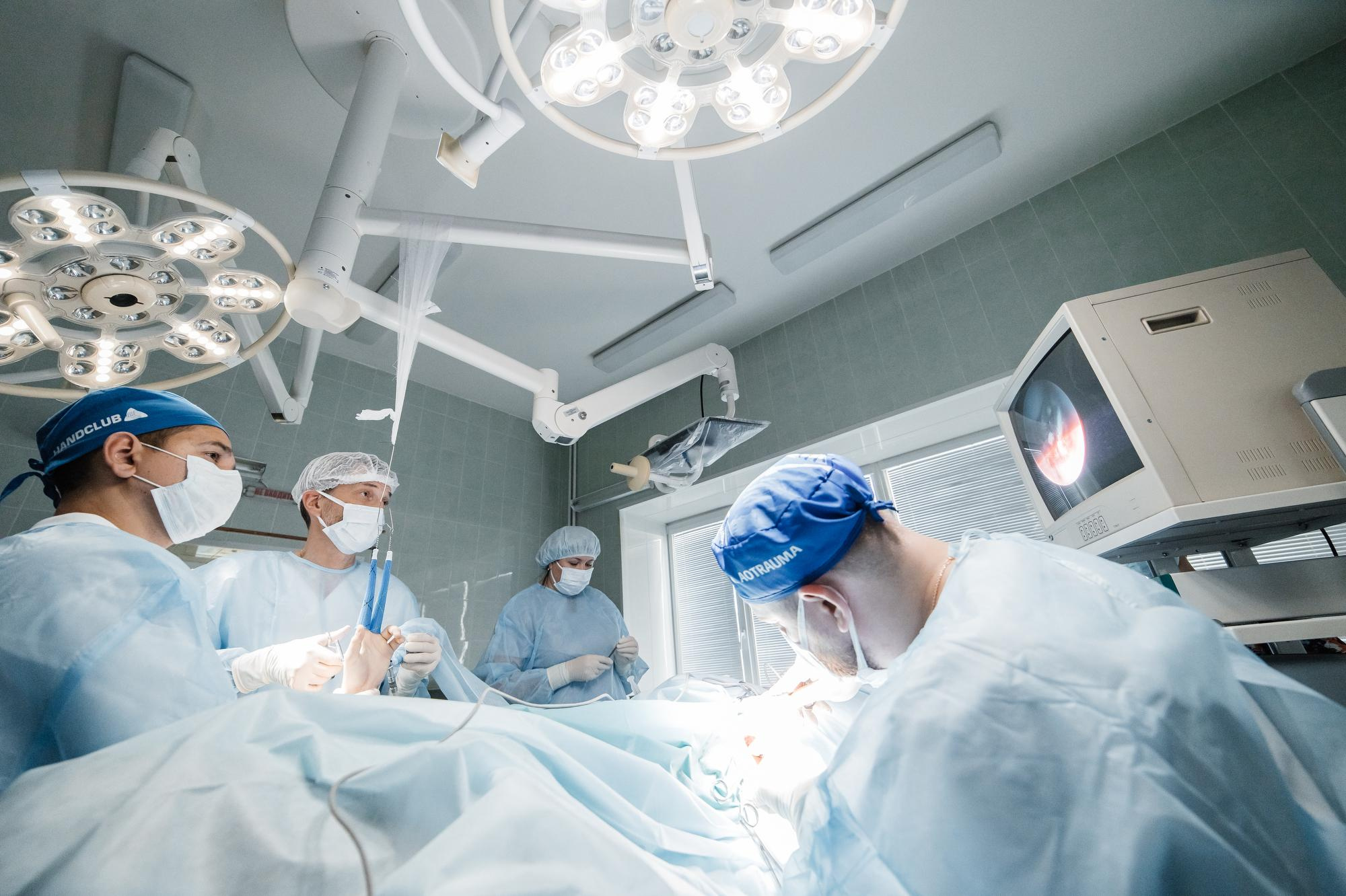 Операция на кисти руки в НИИ Микрохирургии, Томск, октябрь 2021. Репортажный фотограф в Томске