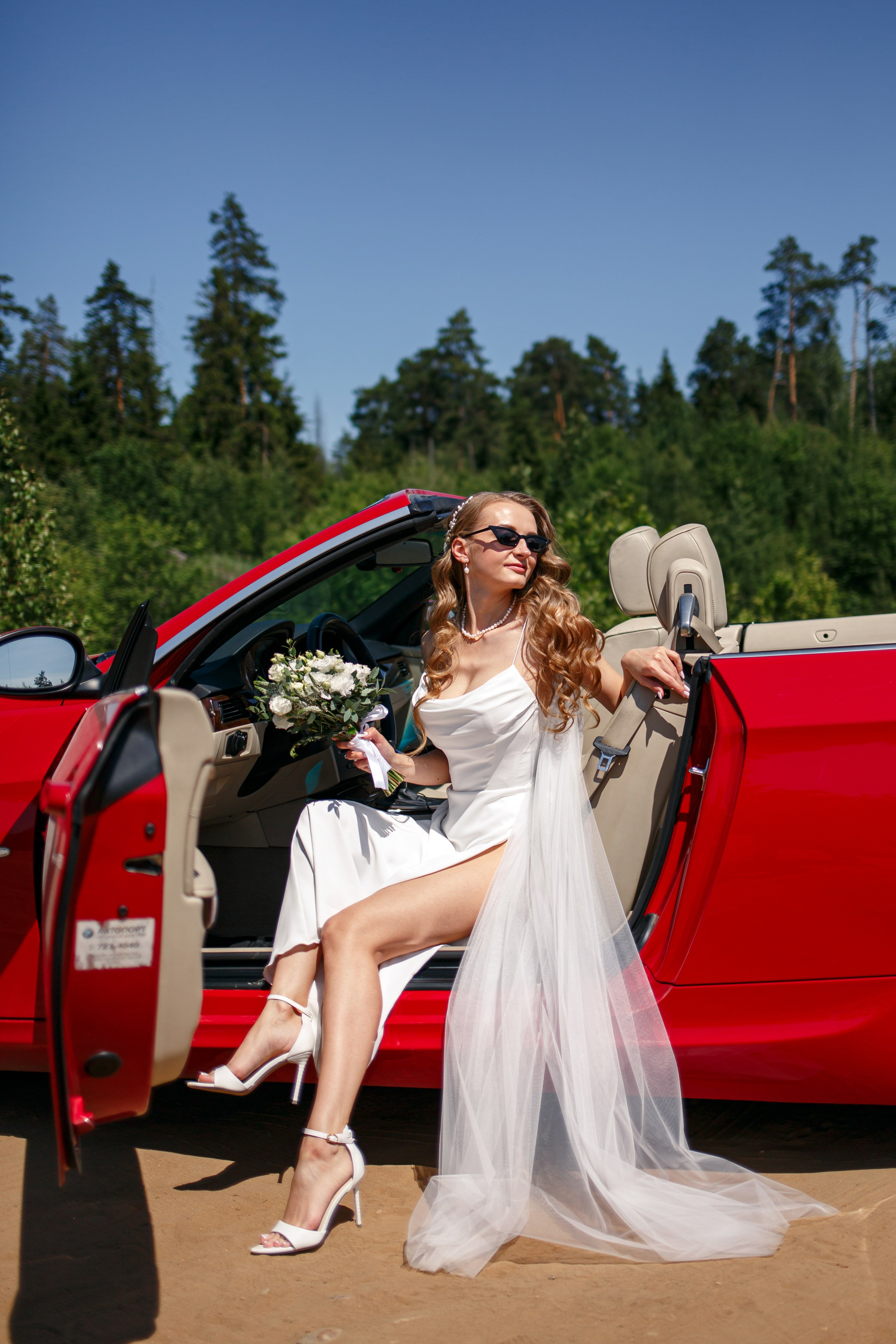 Свадебная фотосессия с кабриолетом и в загородном клубе Artiland. Свадебный фотограф Москва и МО Сергей Киржаев