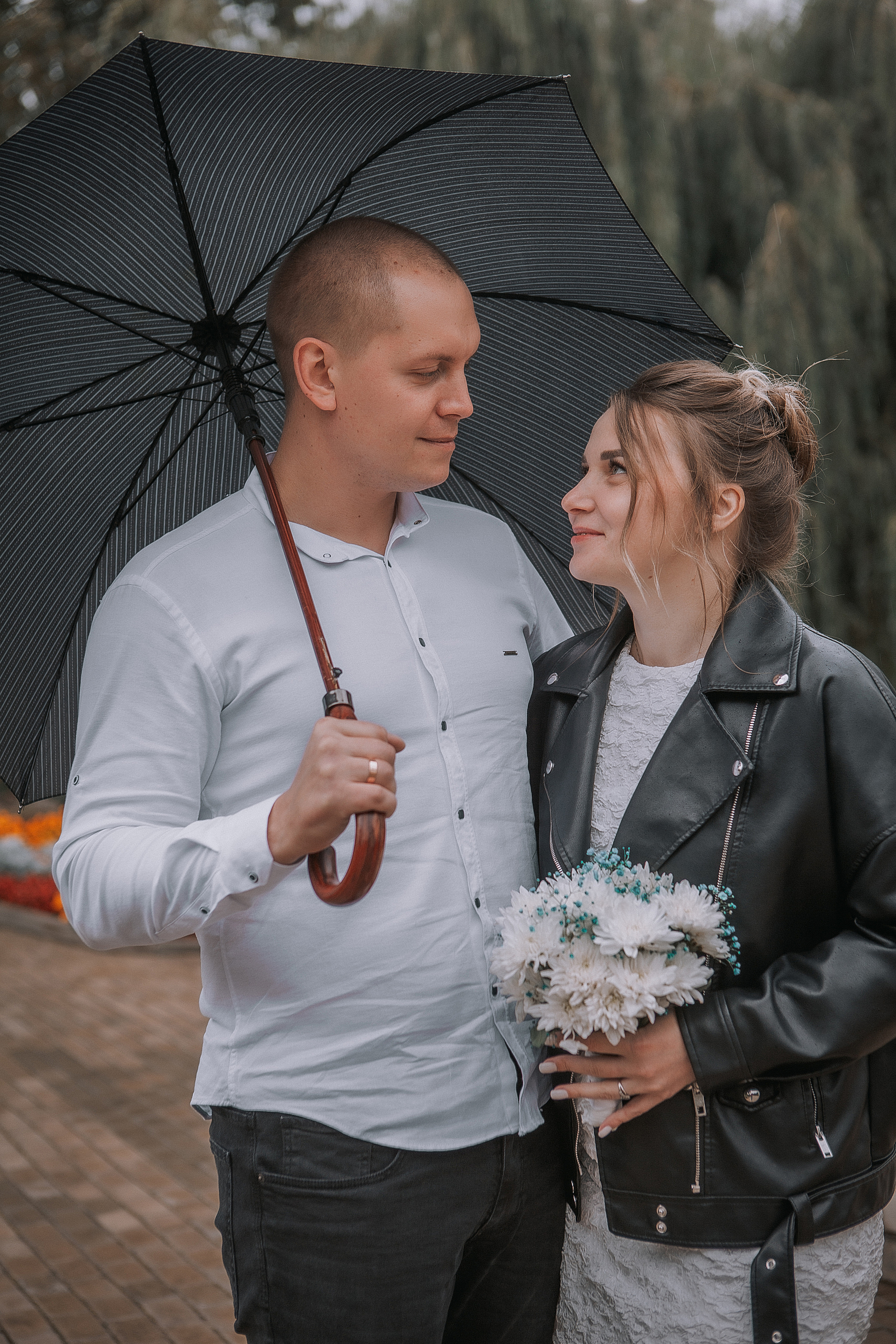 молодожёны, невеста и жених, молодые под дождем, свадьба под зонтом, свадьба под дождем
