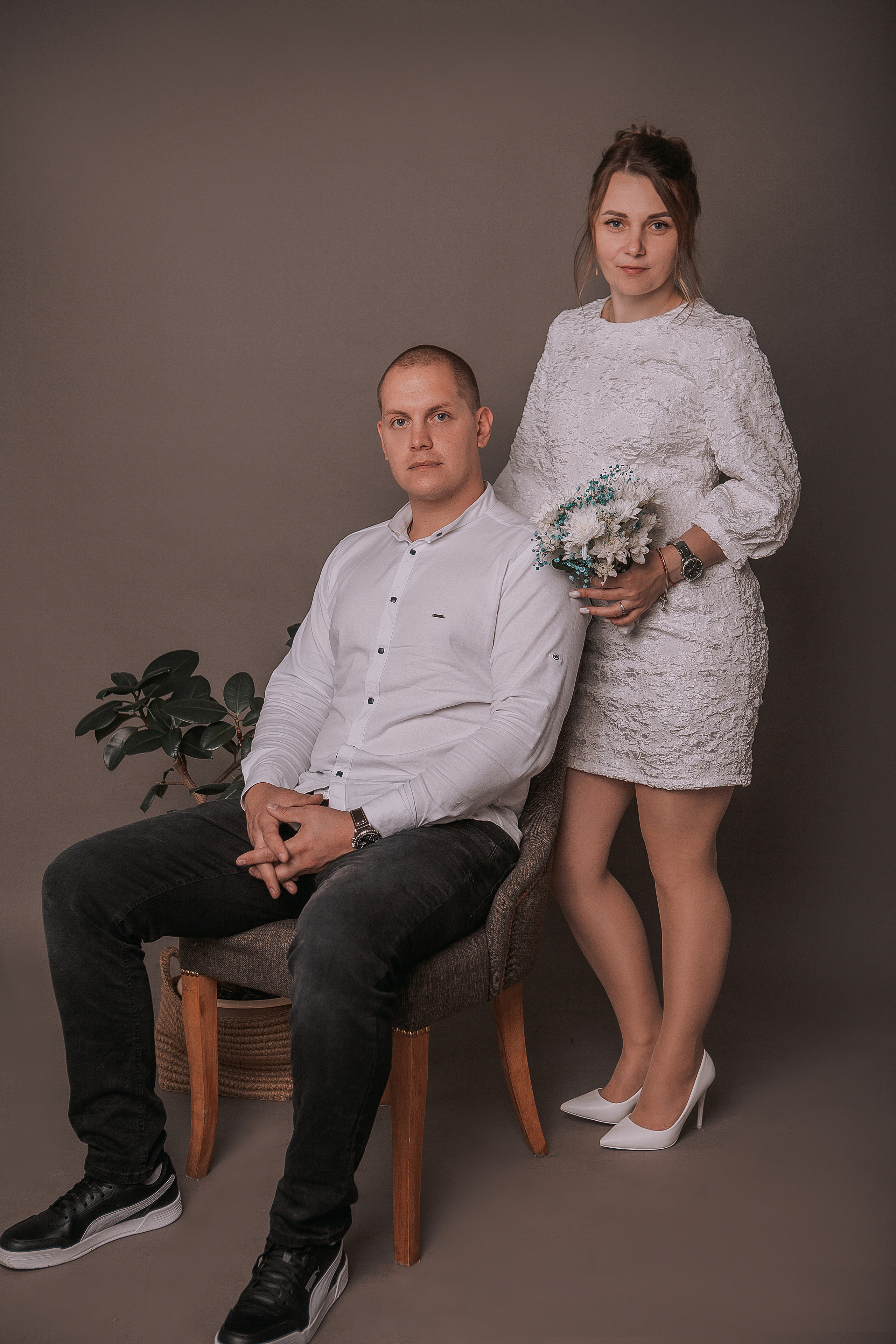 студийная свадебная фотосессия,  молодожёны в студии, портрет семьи, свадьба.