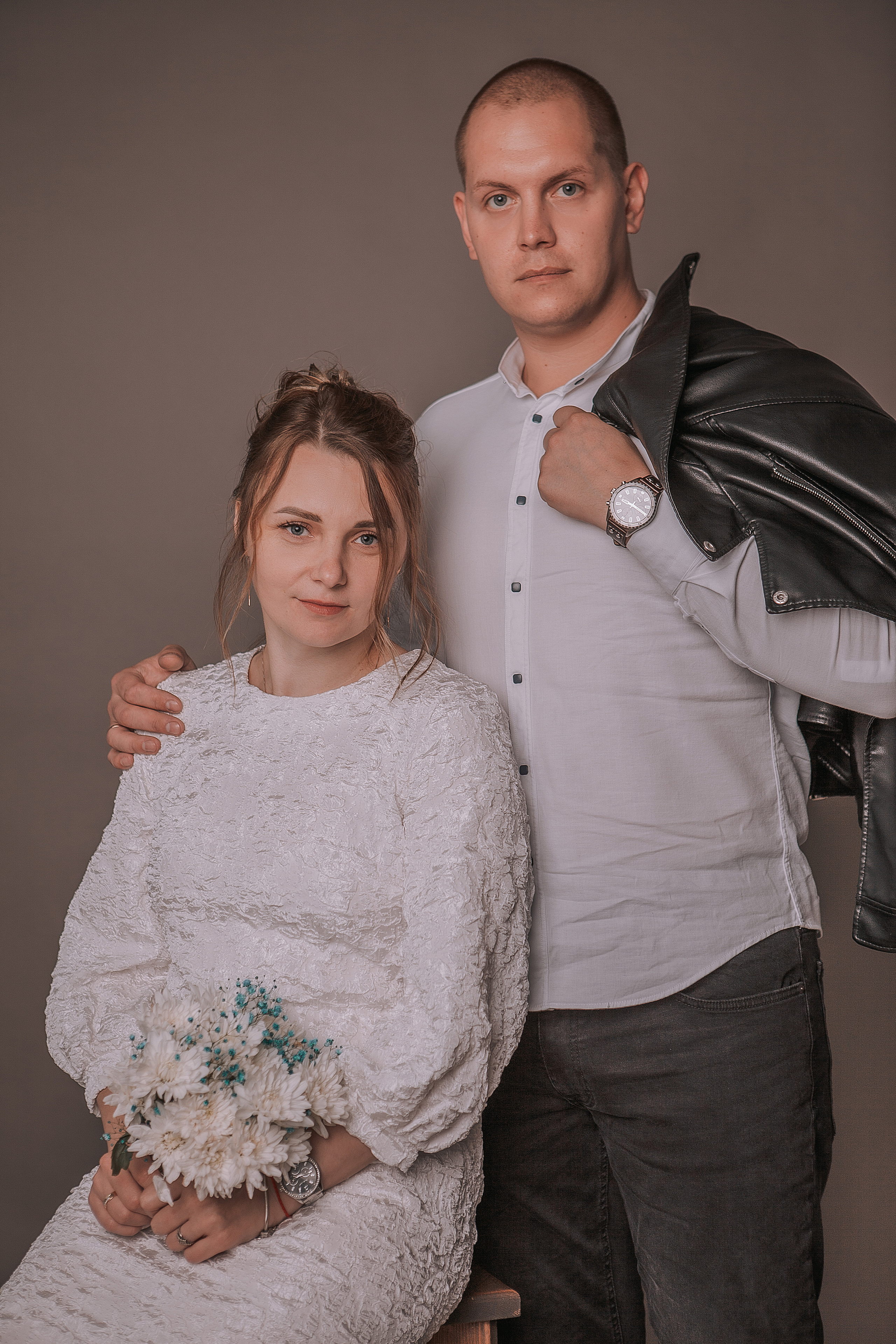 студийная свадебная фотосессия,  молодожёны в студии, портрет семьи, свадьба.