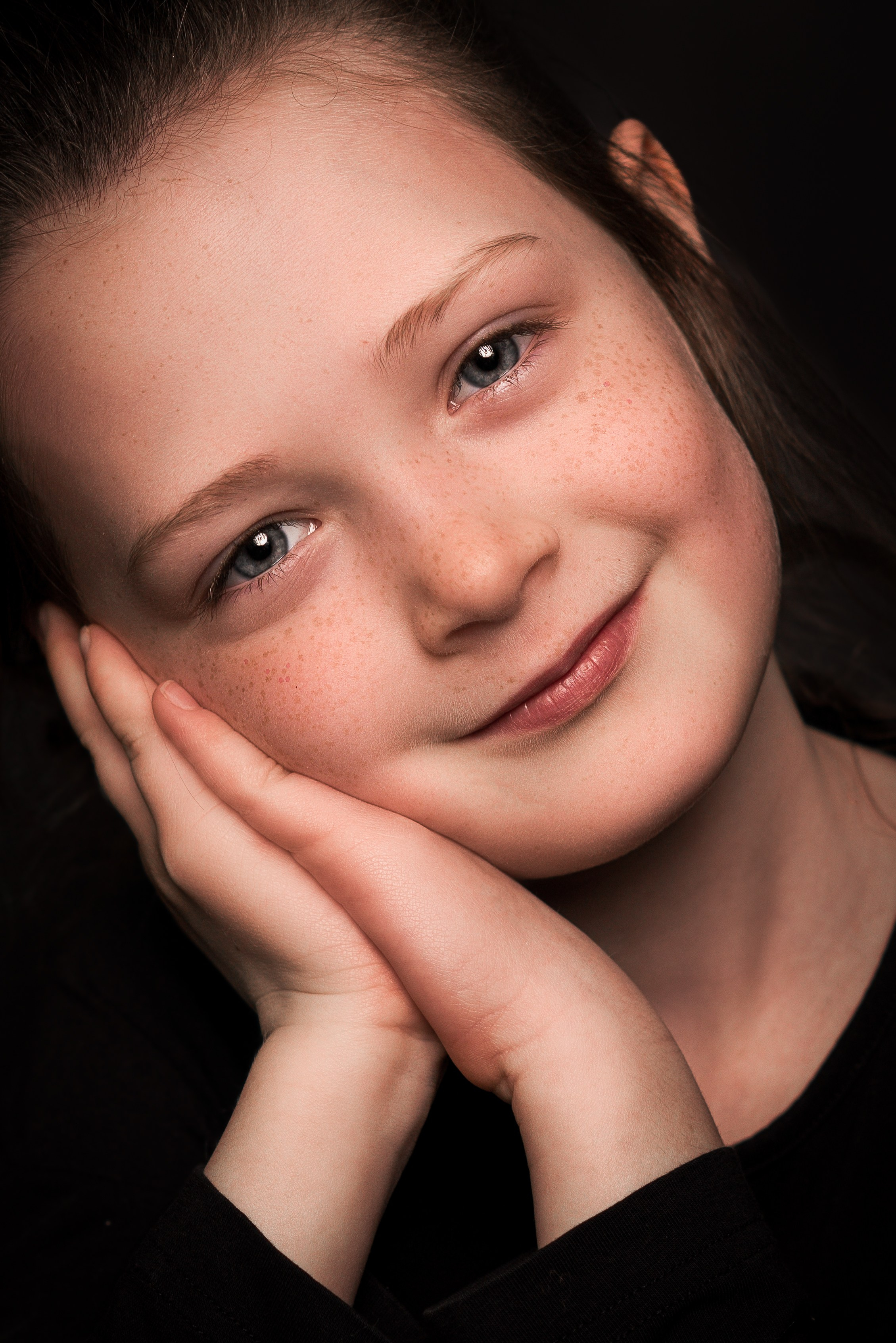 Детский сад, портреты на чёрном фоне. Фотограф Шунова Саша