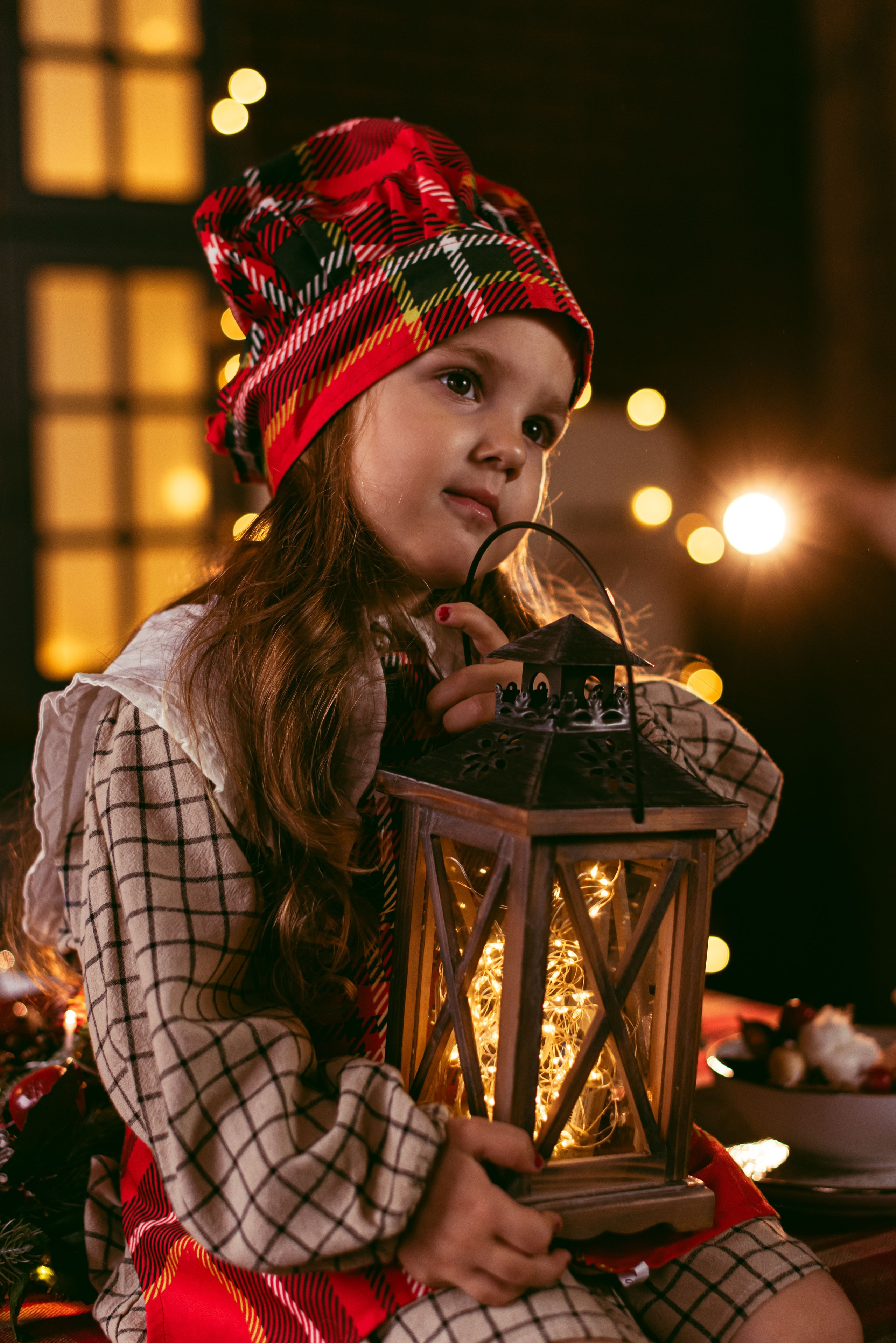 Ребенок в стиле ретро со старинной лампой, имитация зимней сказки. Фотограф в Москве Алёна Макеева