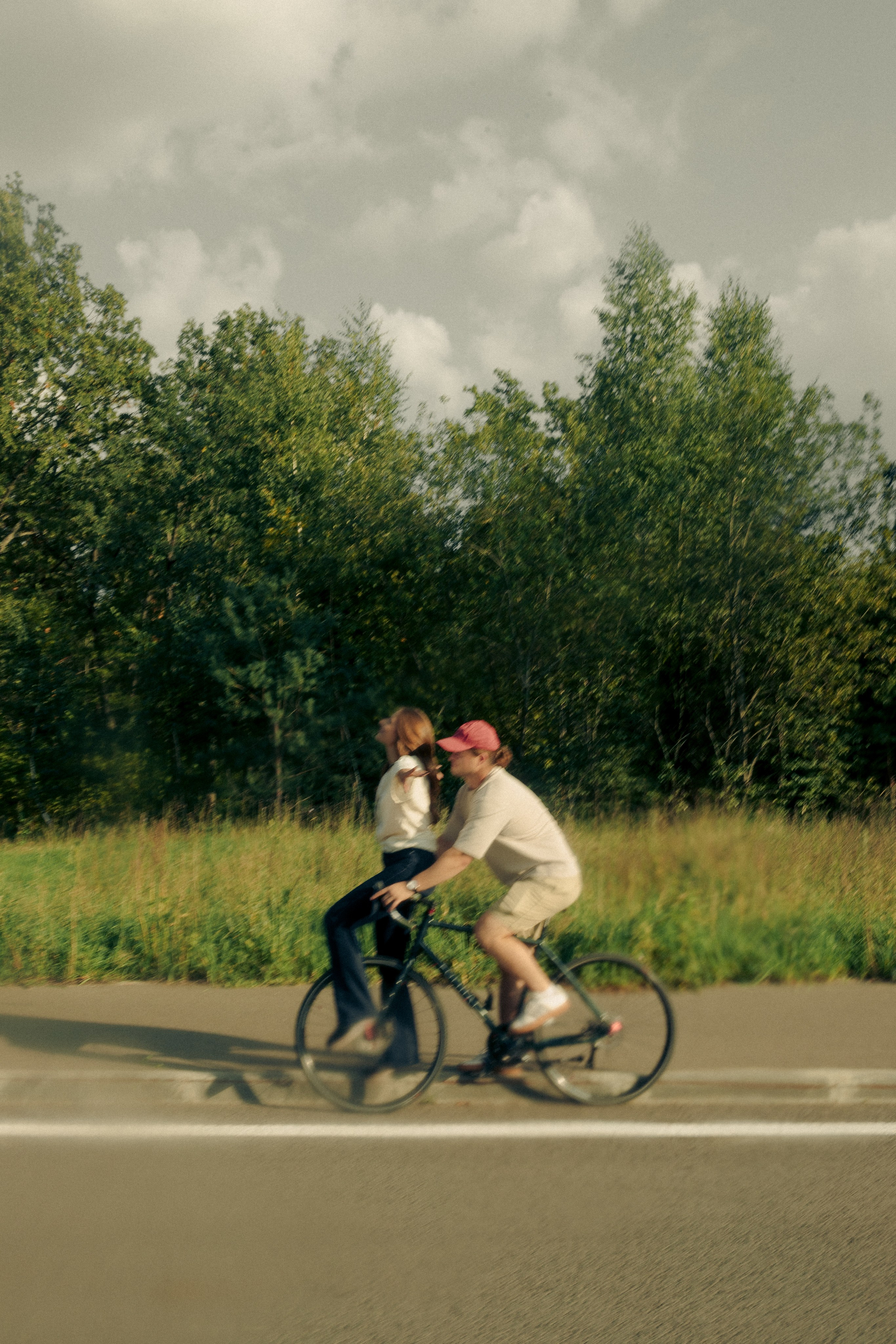 Прогулка по лесу на велосипедах. Свадебный фотограф Казань
