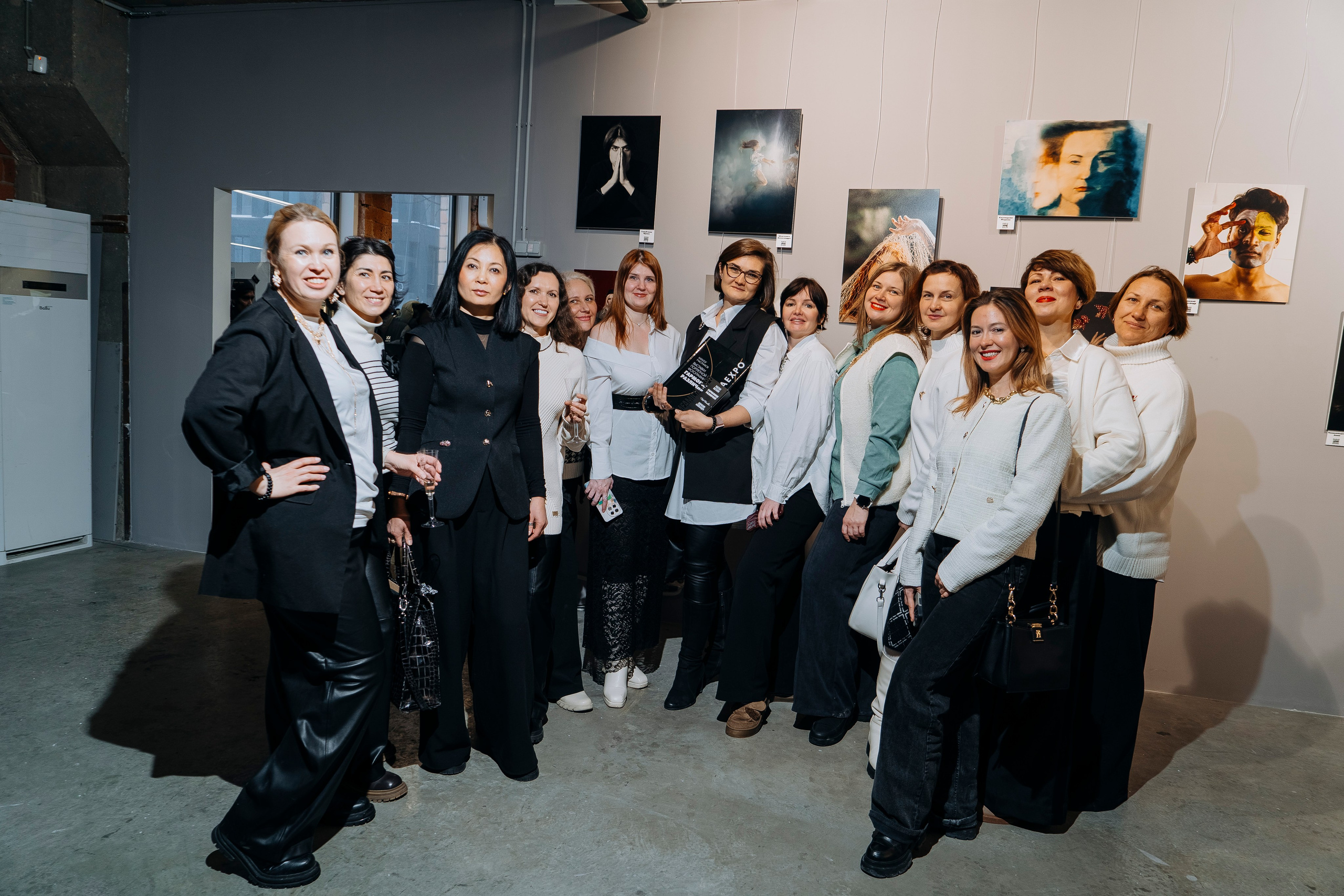 Вернисаж фотовыставки MFamilia «Гармония различий». Организация фотовыставок в Петербурге и Москве, MFamilia (МФамилия)