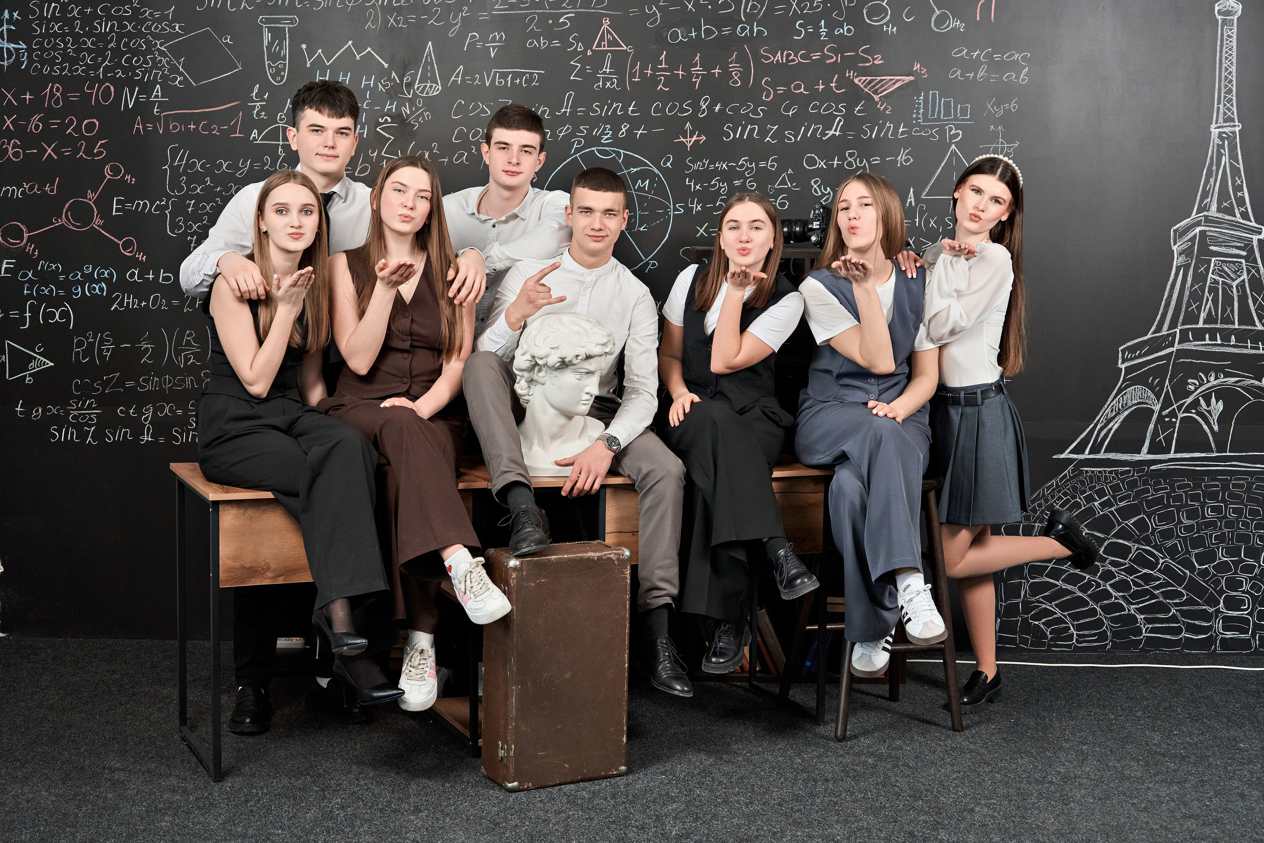 Выпускные альбомы для 9-11 классов. Фотосъёмка в студии. Калуга. Фотограф Меняйло Евгений. Свадьба. Портрет. Репортаж. Семья. Контент