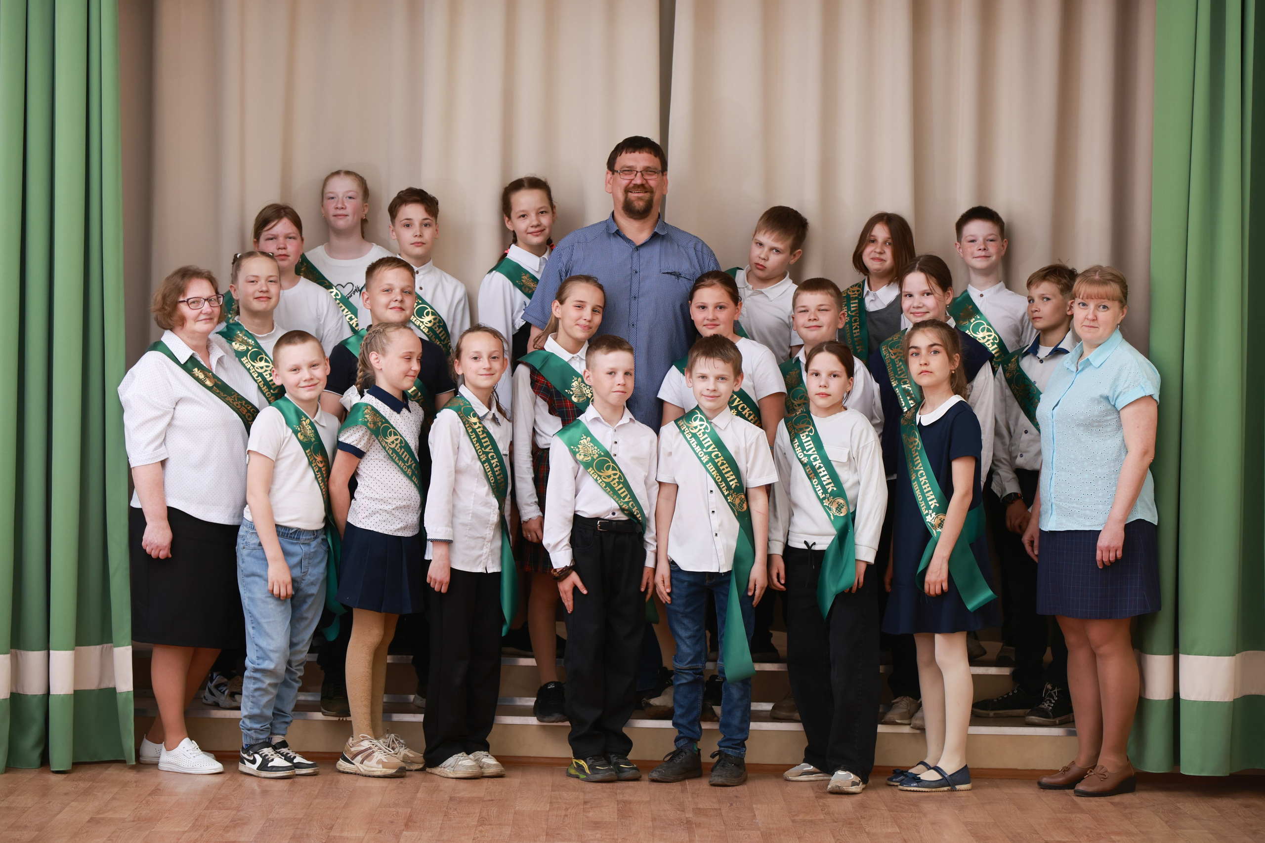 Выпускники 4 класс Школа № 2. Свадебный фотограф Михаил Александров