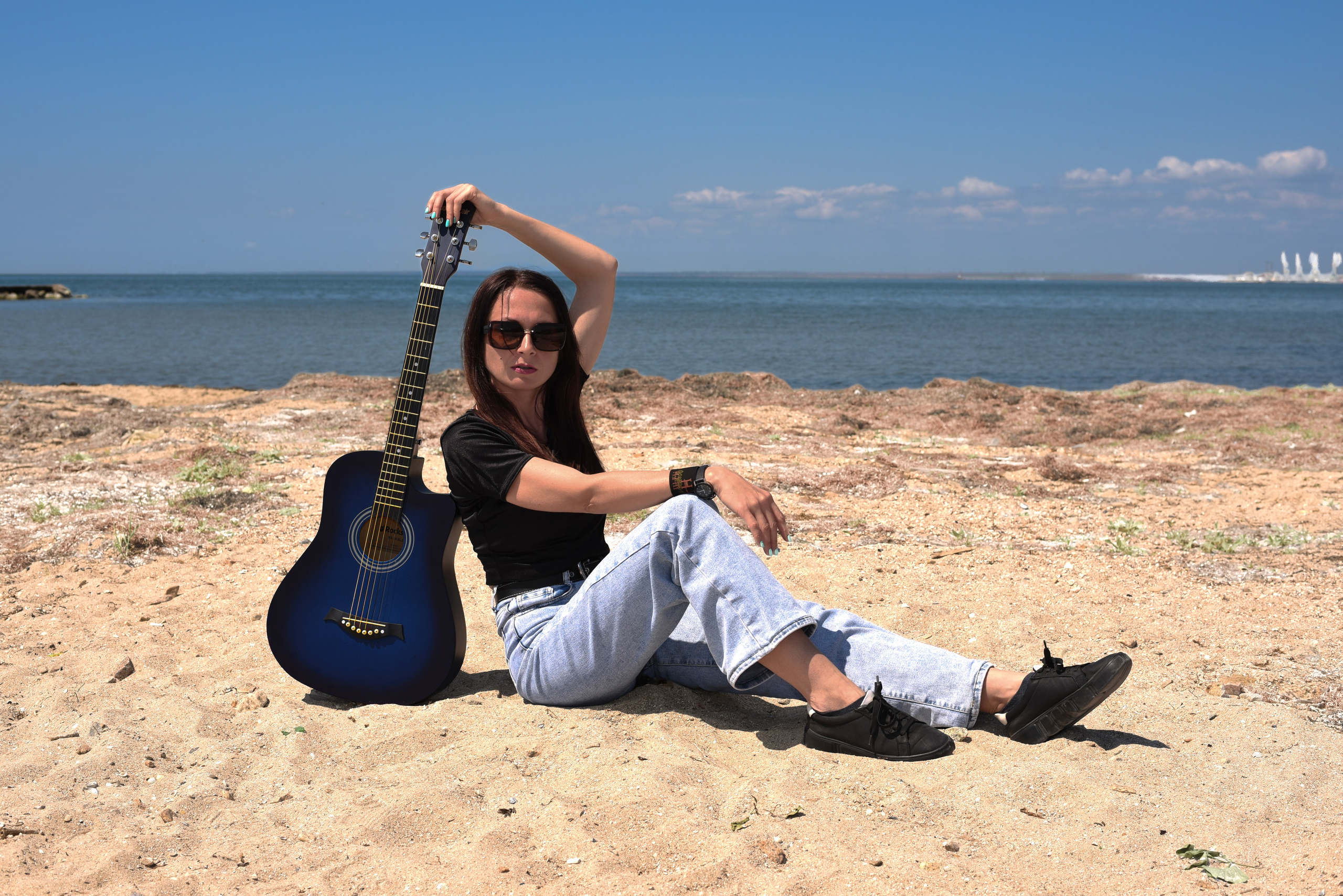 Девушка с гитарой. Главная