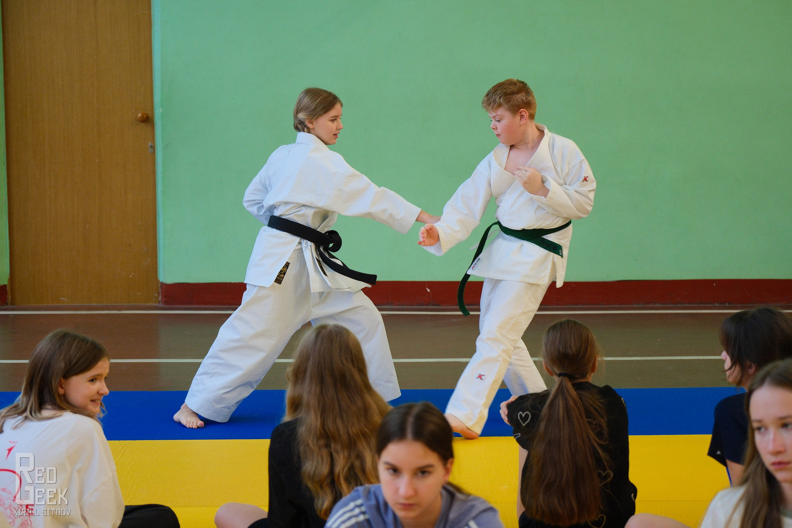 Девочка проводит мастер-класс по карате и приёмам самообороны.