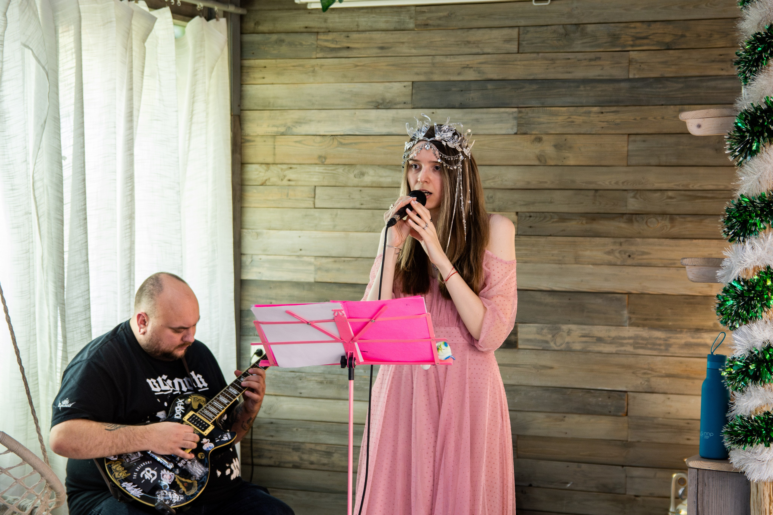 Музыкально-поэтический перфоманс на некорпоративе «Мы больше этой суеты». Репортажный фотограф в Москве Legiodot