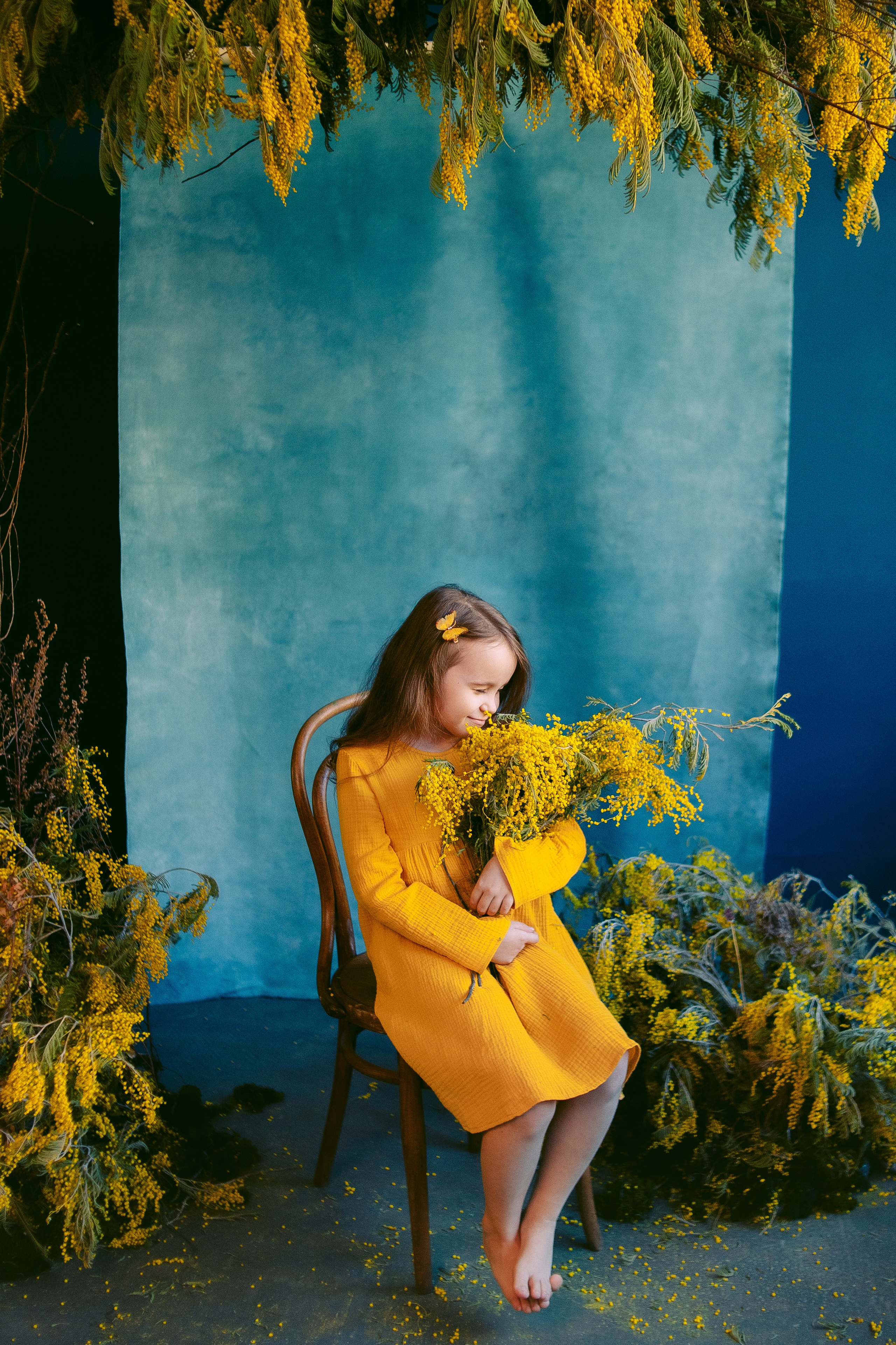 Семейная фотосессия мамы и дочки с мимозой в фотостудии. Фотограф в Санкт-Петербурге, Анна Скворцова