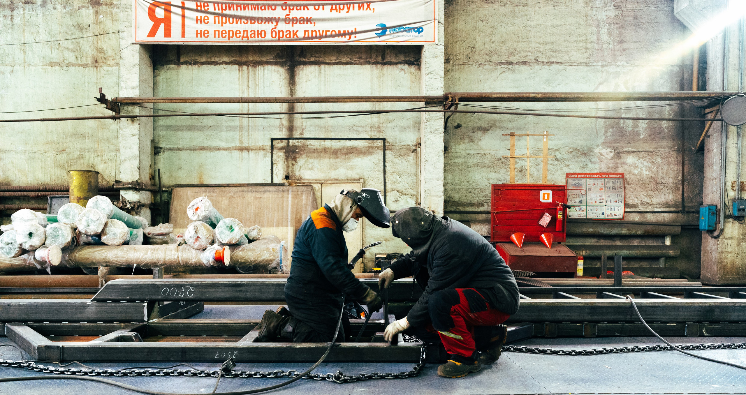 Рабочие цеха компании ПВК. Коммерческий Фотограф Виктор Фоменых