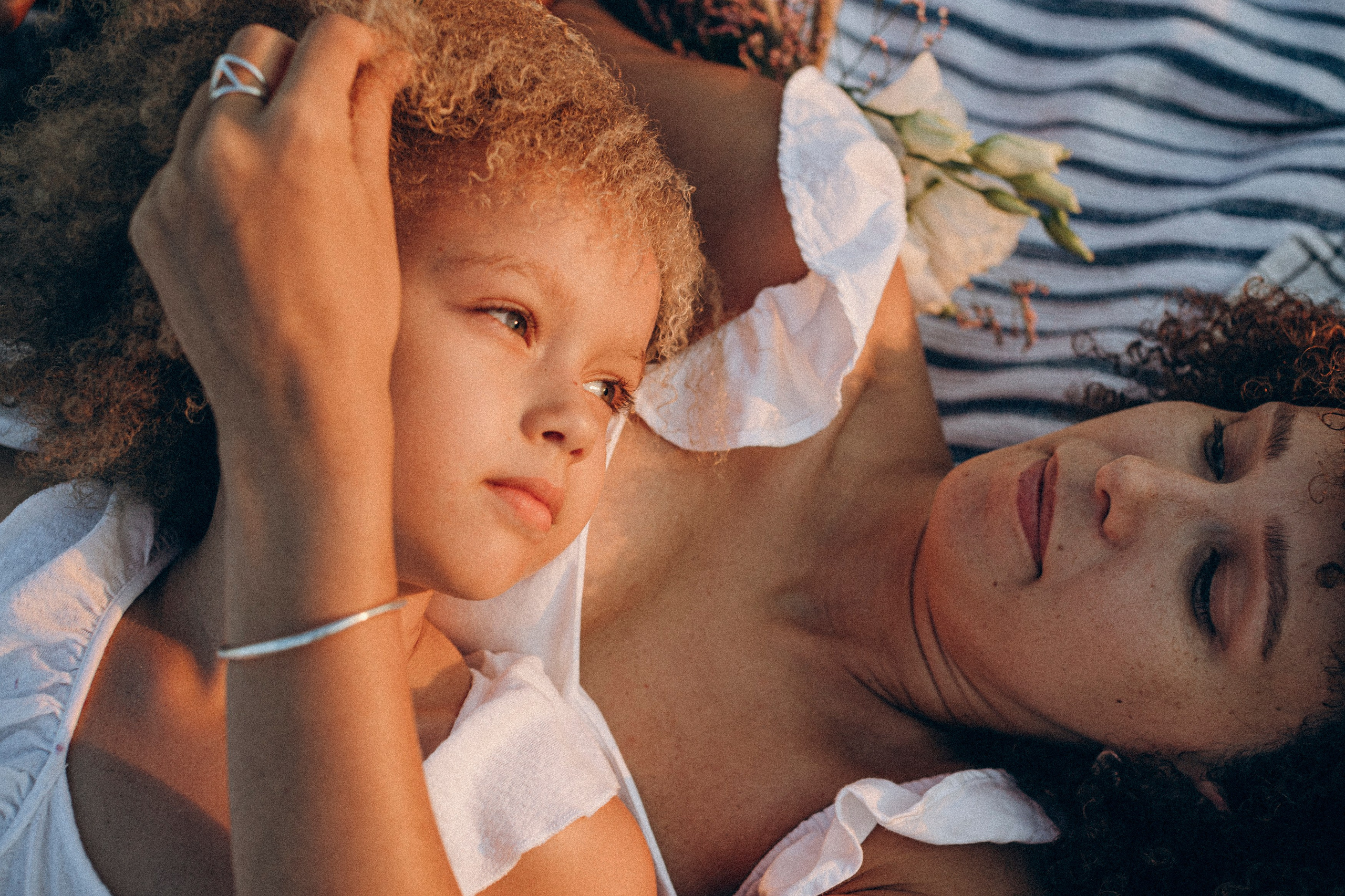 Sandy toes and family smiles. Katerina Nord | Wedding and Couple Photographer in Germany and Europe