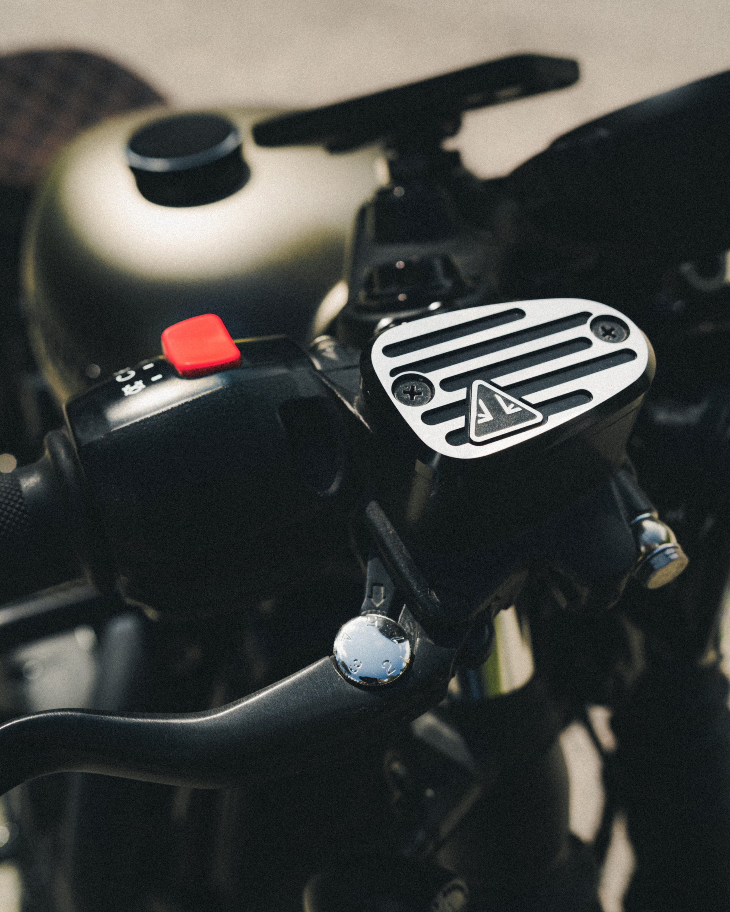 Портретная фотосессия с мотоциклом Triumph Bobber 1200. Фотограф Илья К. в Москве