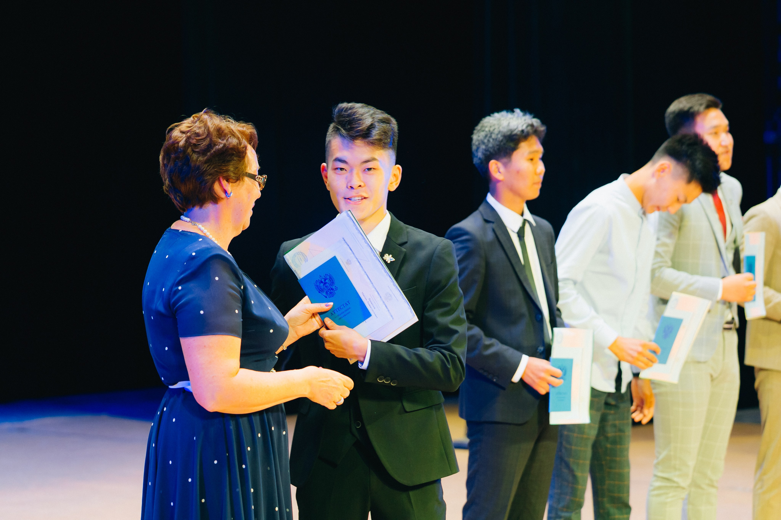 Вручение аттестатов 14 Гимназия. Свадебный и семейный фотограф в Улан-Удэ