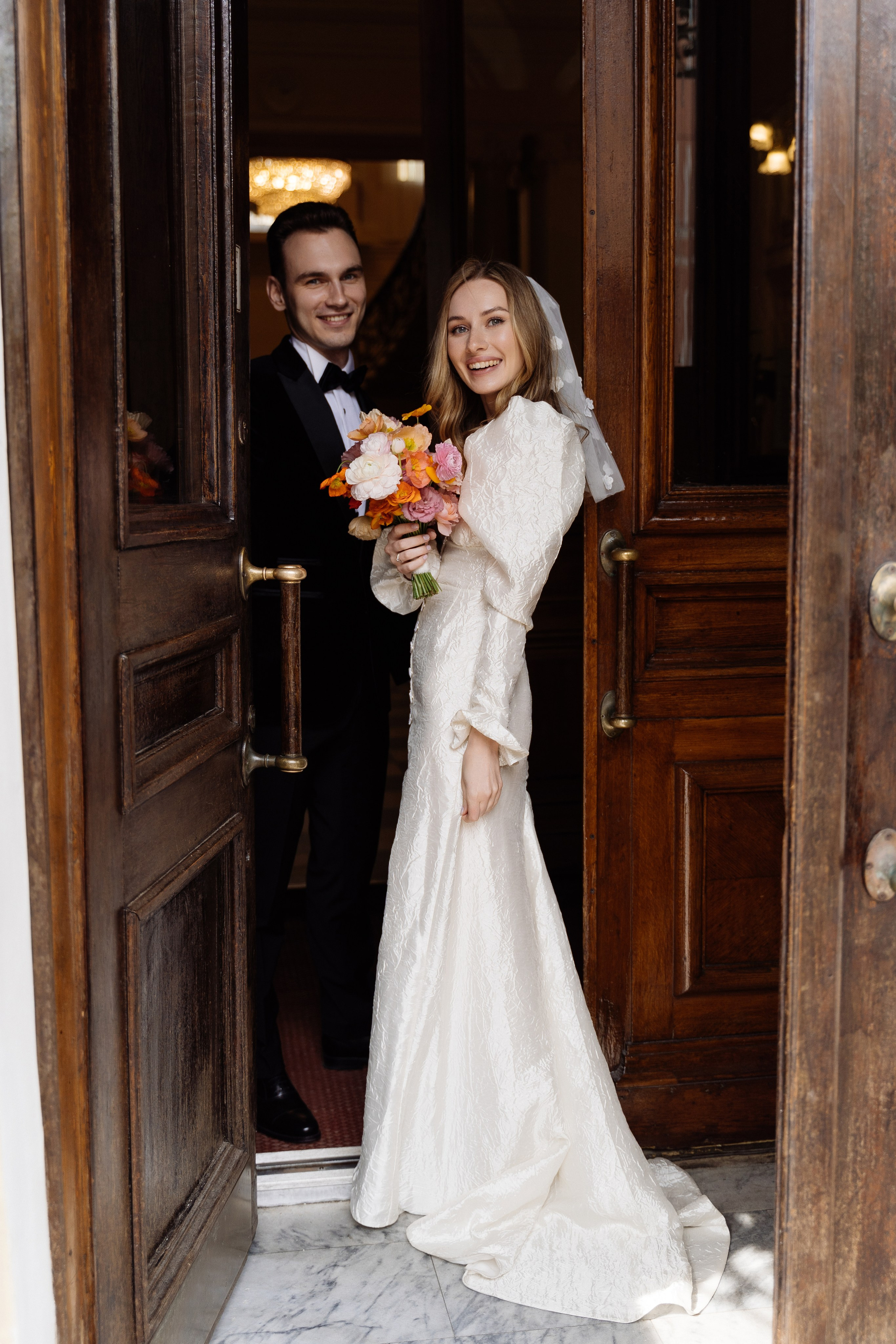 Камерная свадьба на фонтанке в сезонах. Свадебный фотограф организатор в Санкт-Петербурге Ассоль Опарина