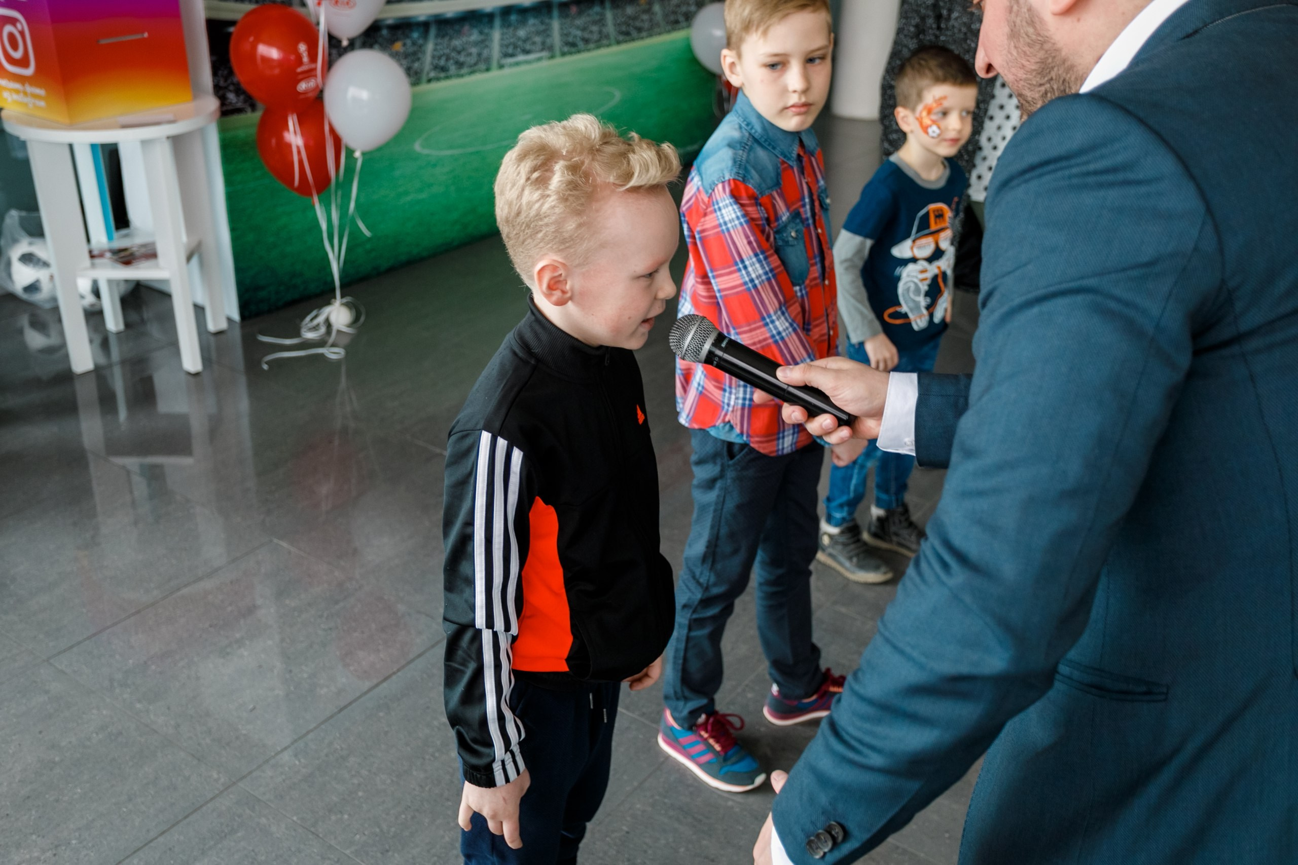 Розыгрыш билетов на ЧМ по футболу FIFA @ Киа Центр. Репортажный фотограф Максим Полянский. Москва, Санкт-Петербург, Красноярск
